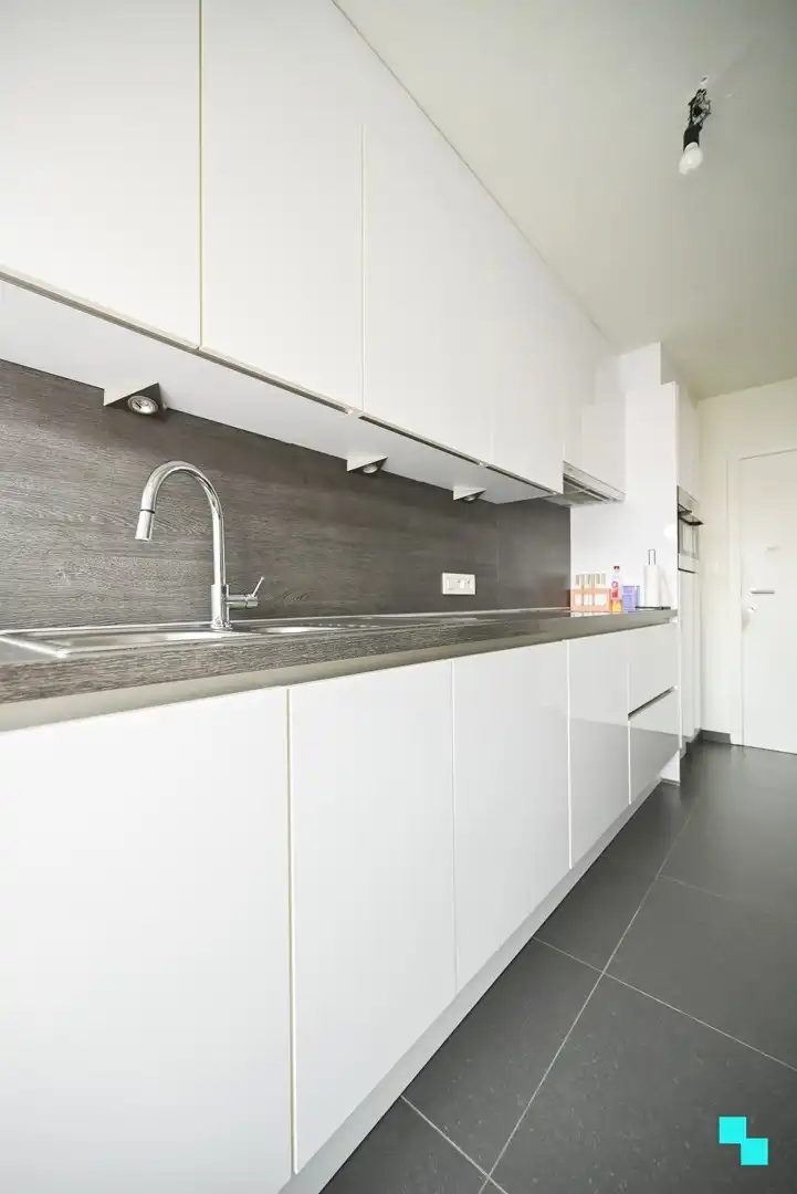 Verrassend ruim en compleet gerenoveerd appartement in hartje Izegem foto 13