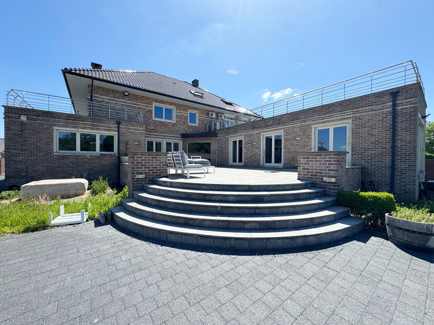 Unieke en ruime villa met 9 slaapkamers, lift, zonnepanelen en 10 parkeerplaatsen op riant perceel van 2.313 m² foto {{pictureIndex}}