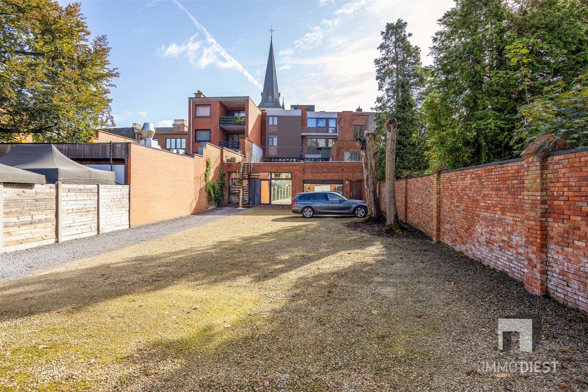 Handelsgelijkvloers 300m2 met 9 autostaanplaatsen foto 11