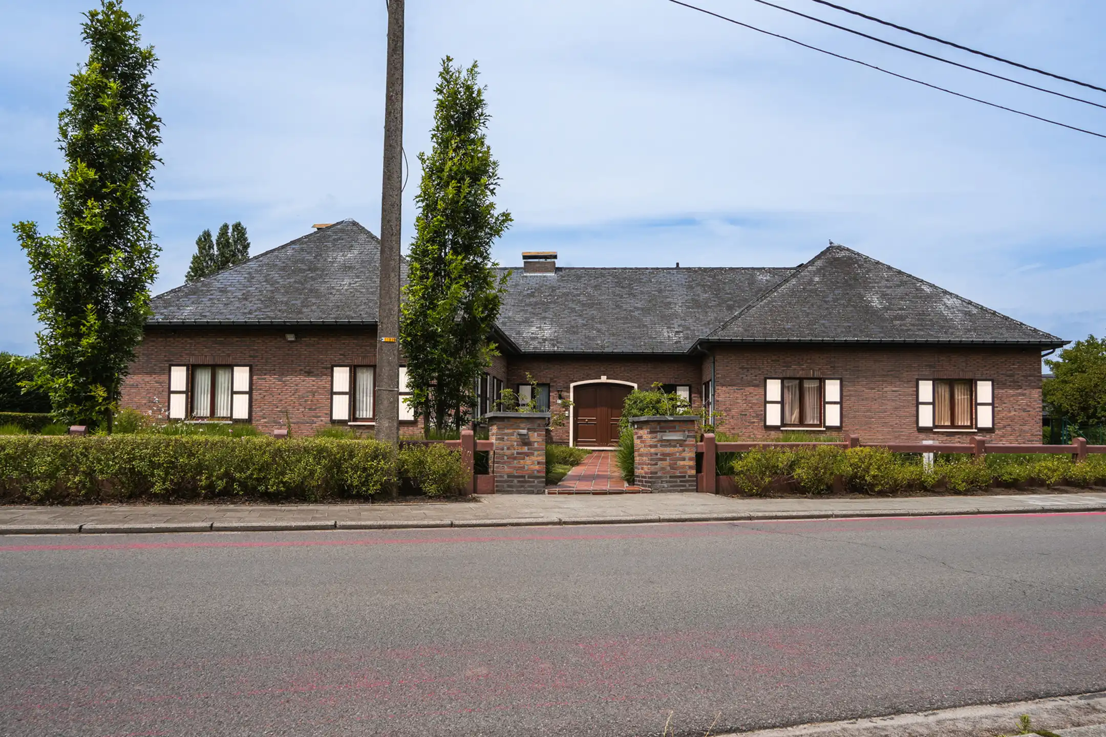 Hoofdfoto van de publicatie: Ruime woning met 6 slaapkamers en 2 garages