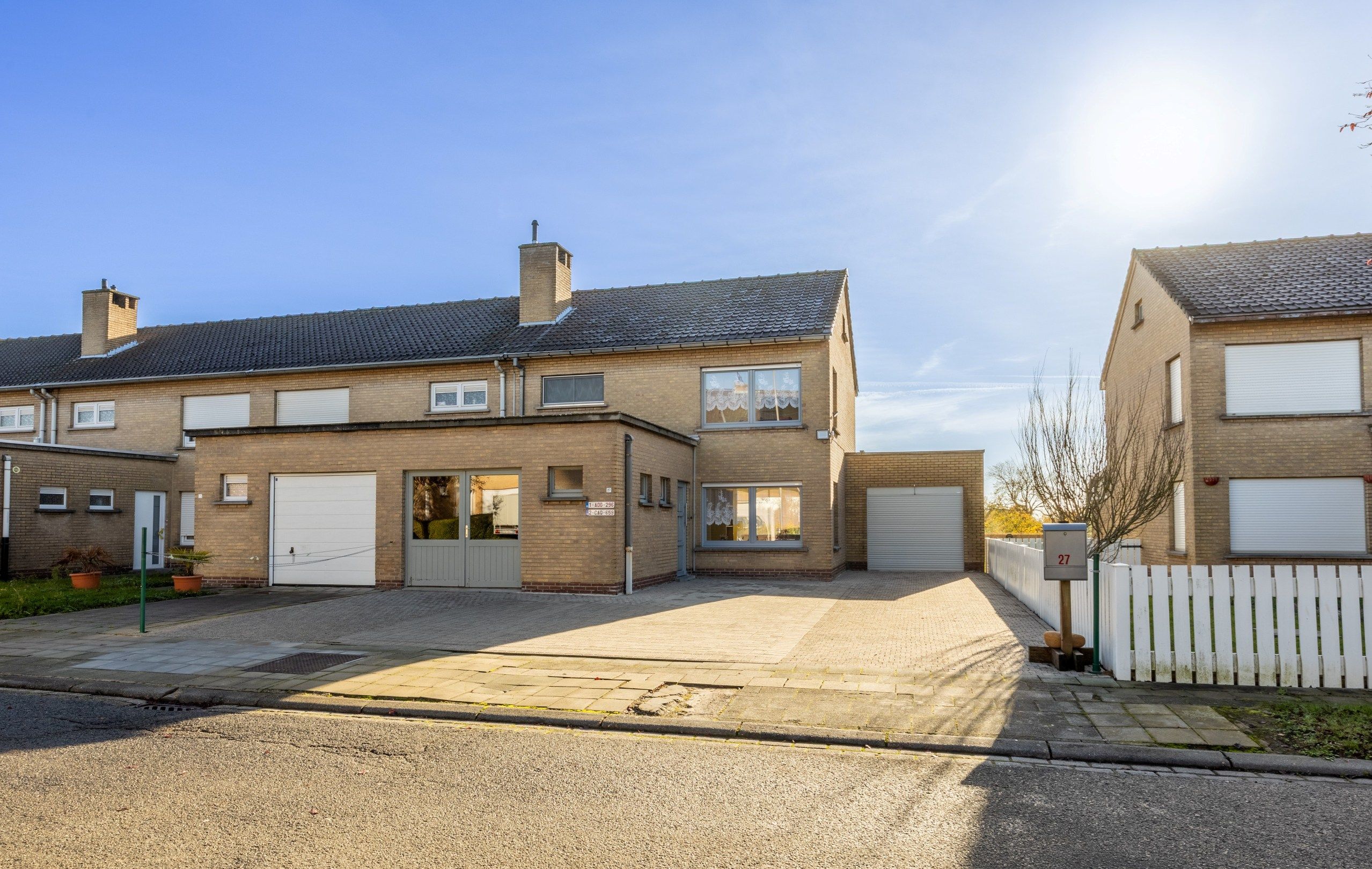 KLOEKE HOB MET DUBBELE GARAGE EN VERZICHT foto {{pictureIndex}}