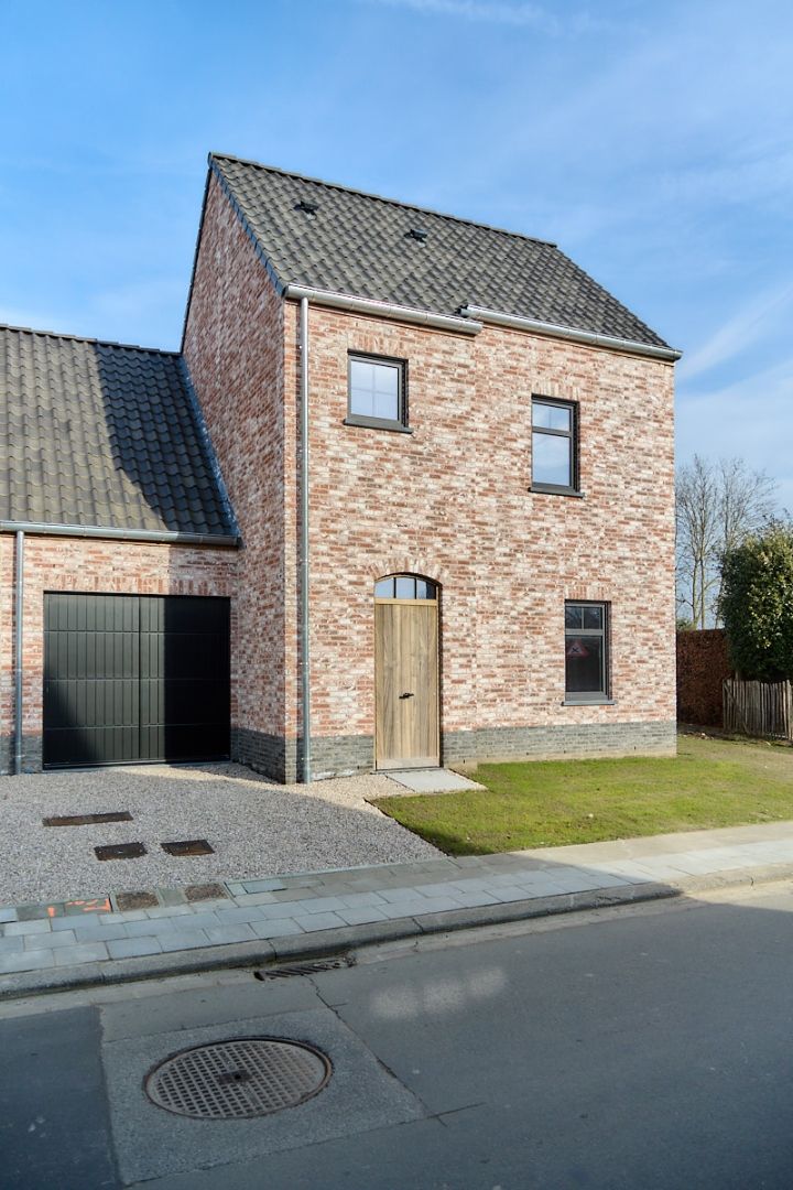 Ruime energiezuinige halfopen bebouwing met garage foto 2