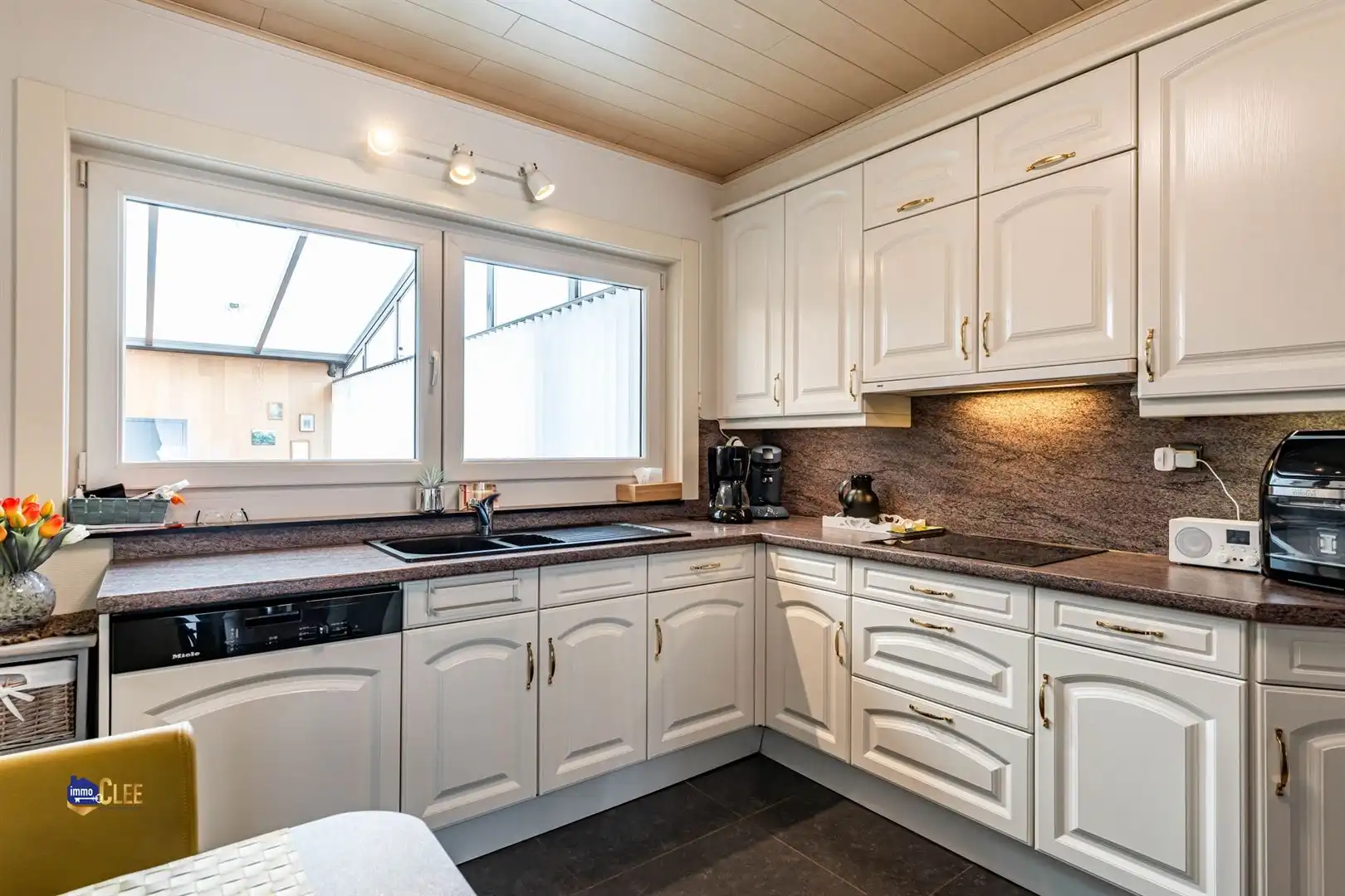 Gelijkvloerse bungalow met veranda, garage en ruime tuin foto 4