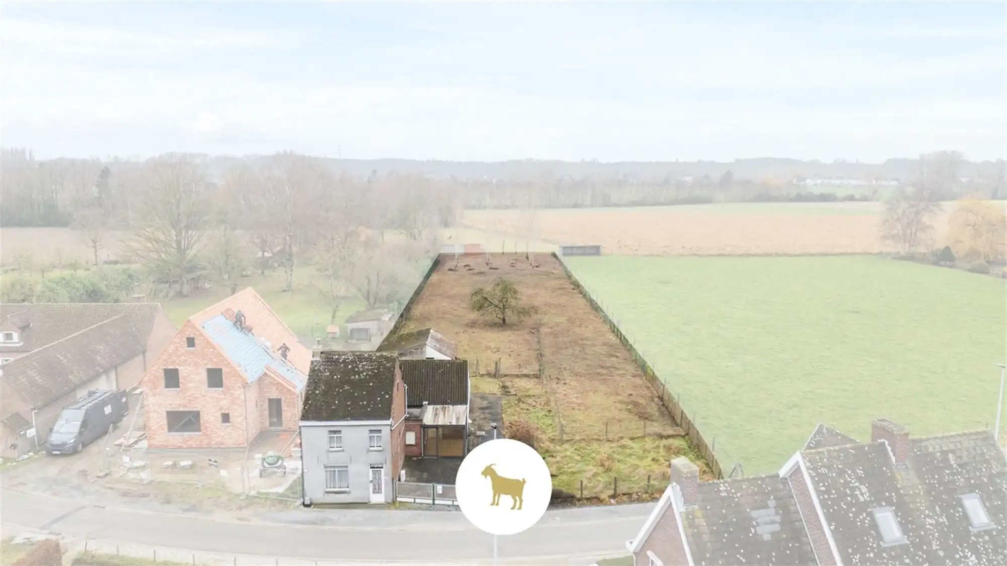Uniek ruim PERCEEL (BOUW)GROND van ca. 3.310 m² met bestaande TE SLOPEN WONING. foto 2
