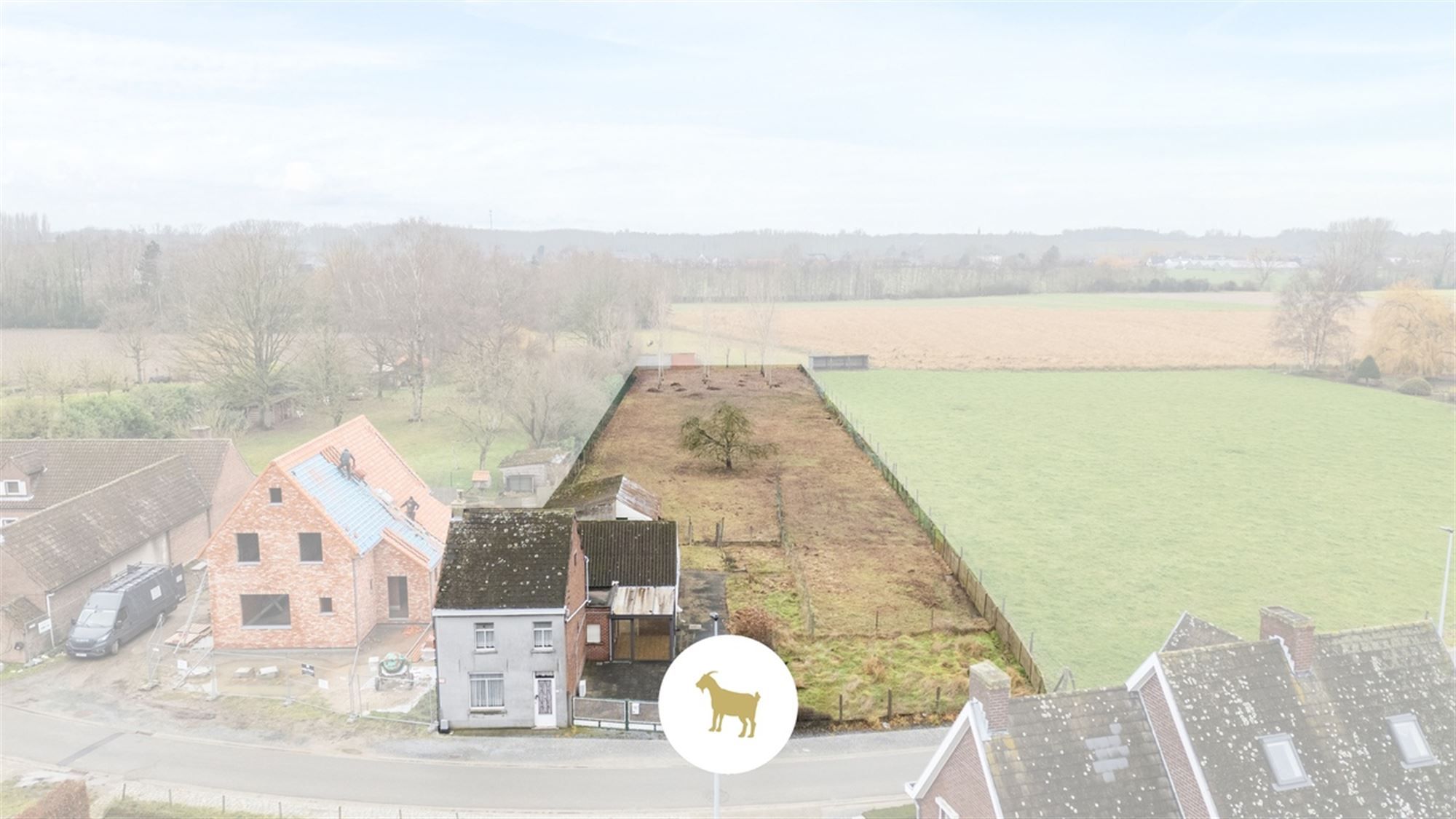 Uniek ruim PERCEEL (BOUW)GROND van ca. 3.310 m² met bestaande TE SLOPEN WONING. foto 2