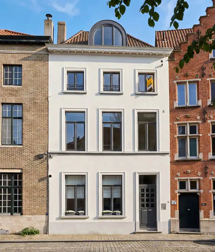 sfeervolle penthouse (139 m2) met zonneterras, schilderachtige gelegen rond de St Gilliskerk foto {{pictureIndex}}