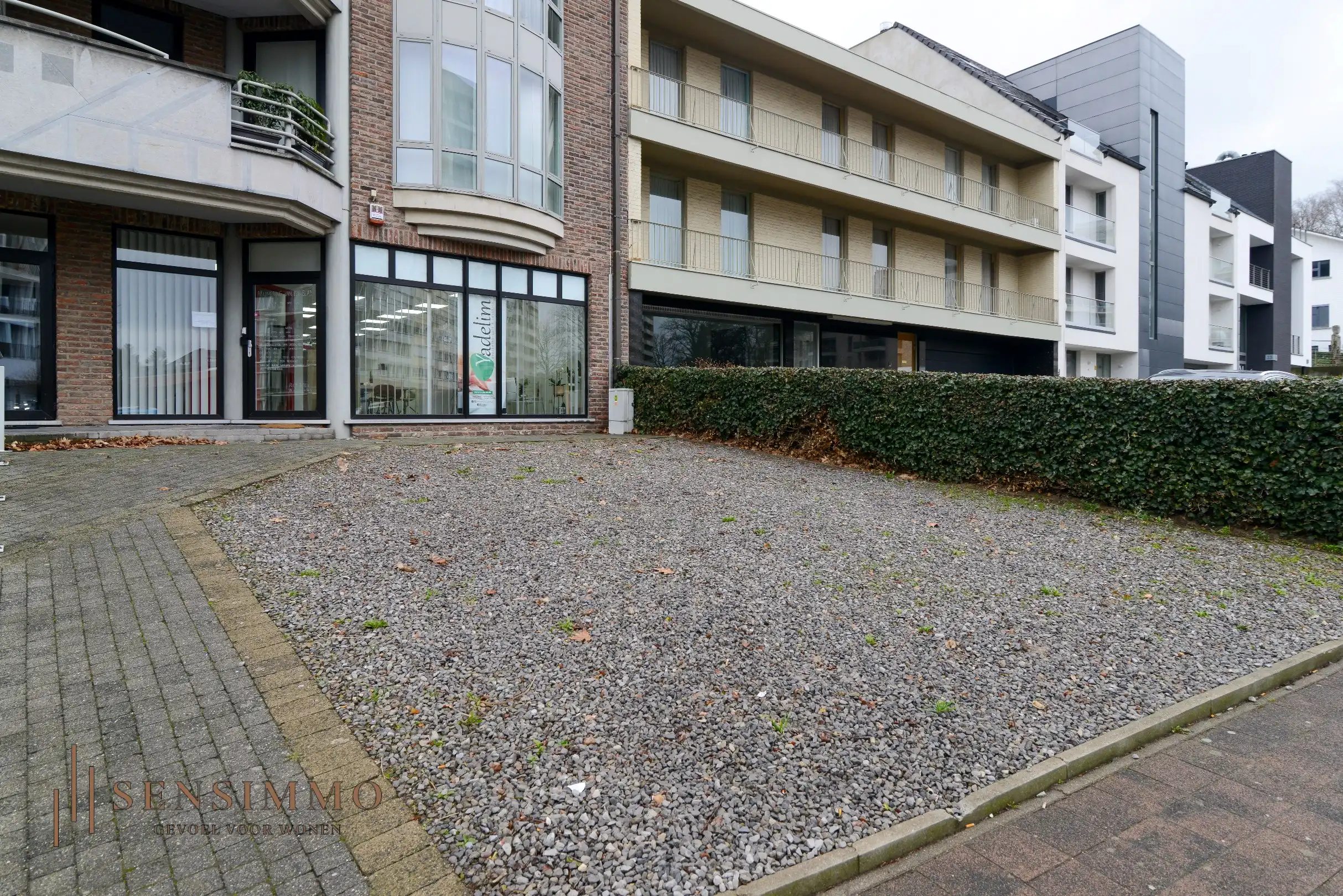 Handelsgelijkvloers van 200m² te Genk centrum, onmiddellijk beschikbaar foto 14