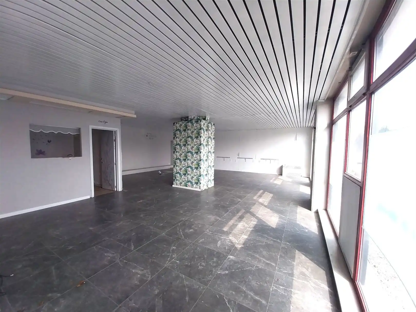 TE HUUR: Handelspand/kantoorruimte gelegen te Beringen! foto 2