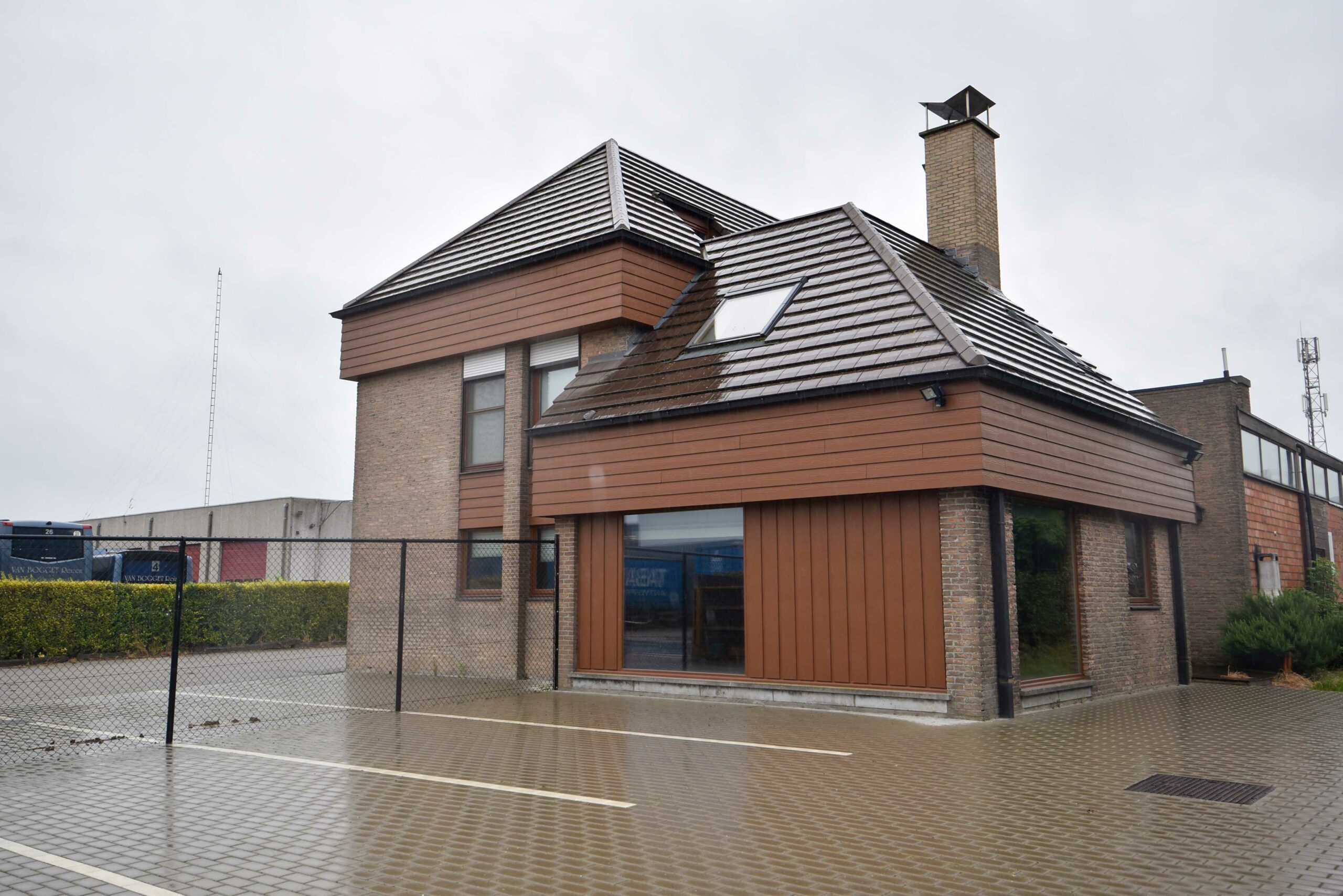 Bedrijfsgebouw met woonst in Verrebroek foto 2