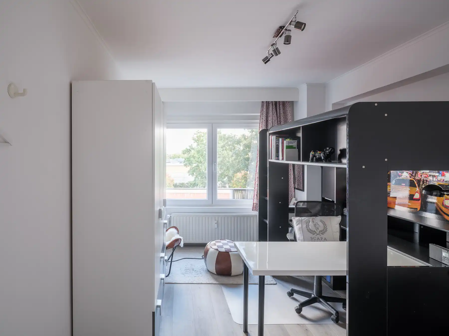 Instapklaar tweeslaapkamer appartement met terras foto 8