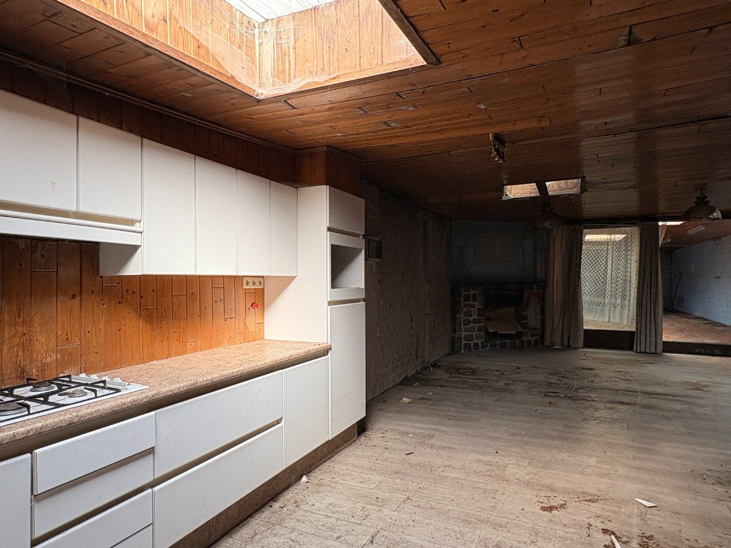Grote te renoveren woning met zijdeur op 295 m² foto 13