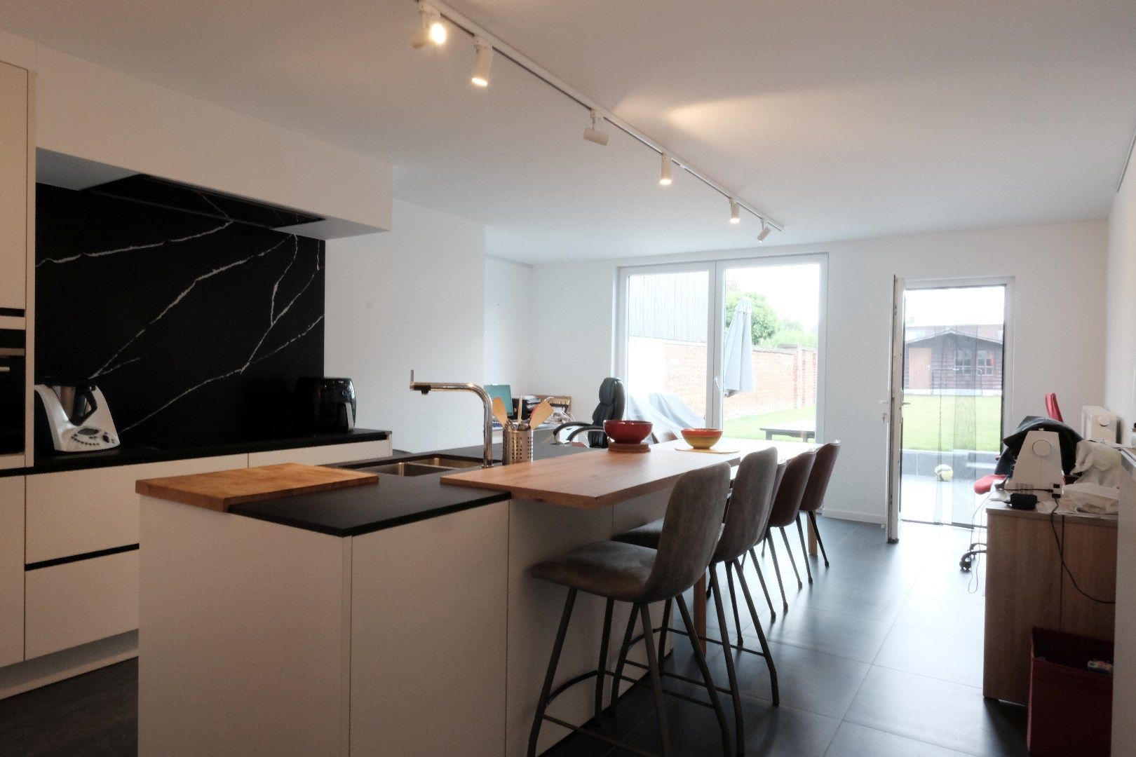 Volledig vernieuwde ruime rijwoning met tuin. foto 13