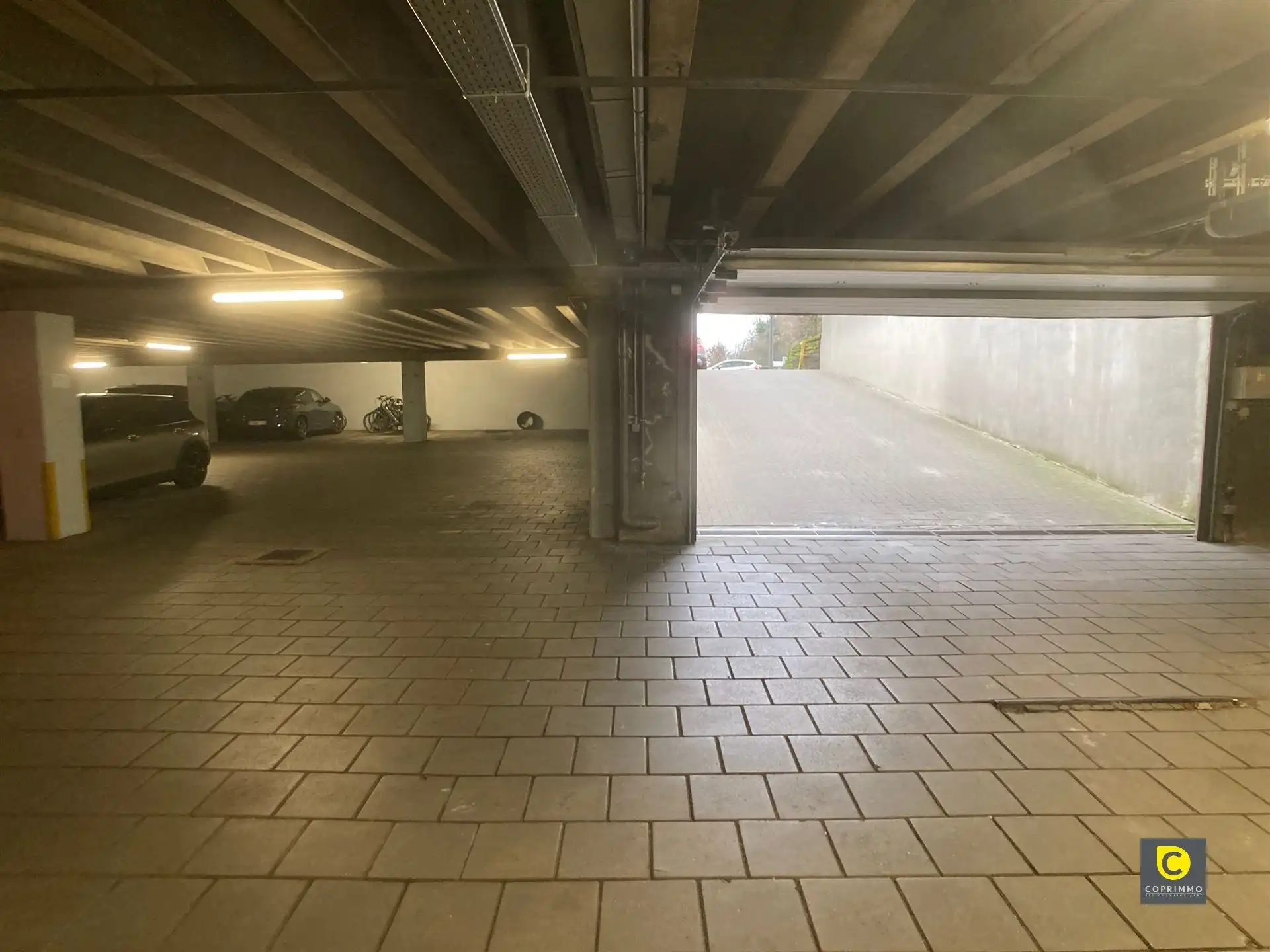 IN OPTIE! Ruime ondergrondse autostaanplaats te Fruithoflaan!  foto 3