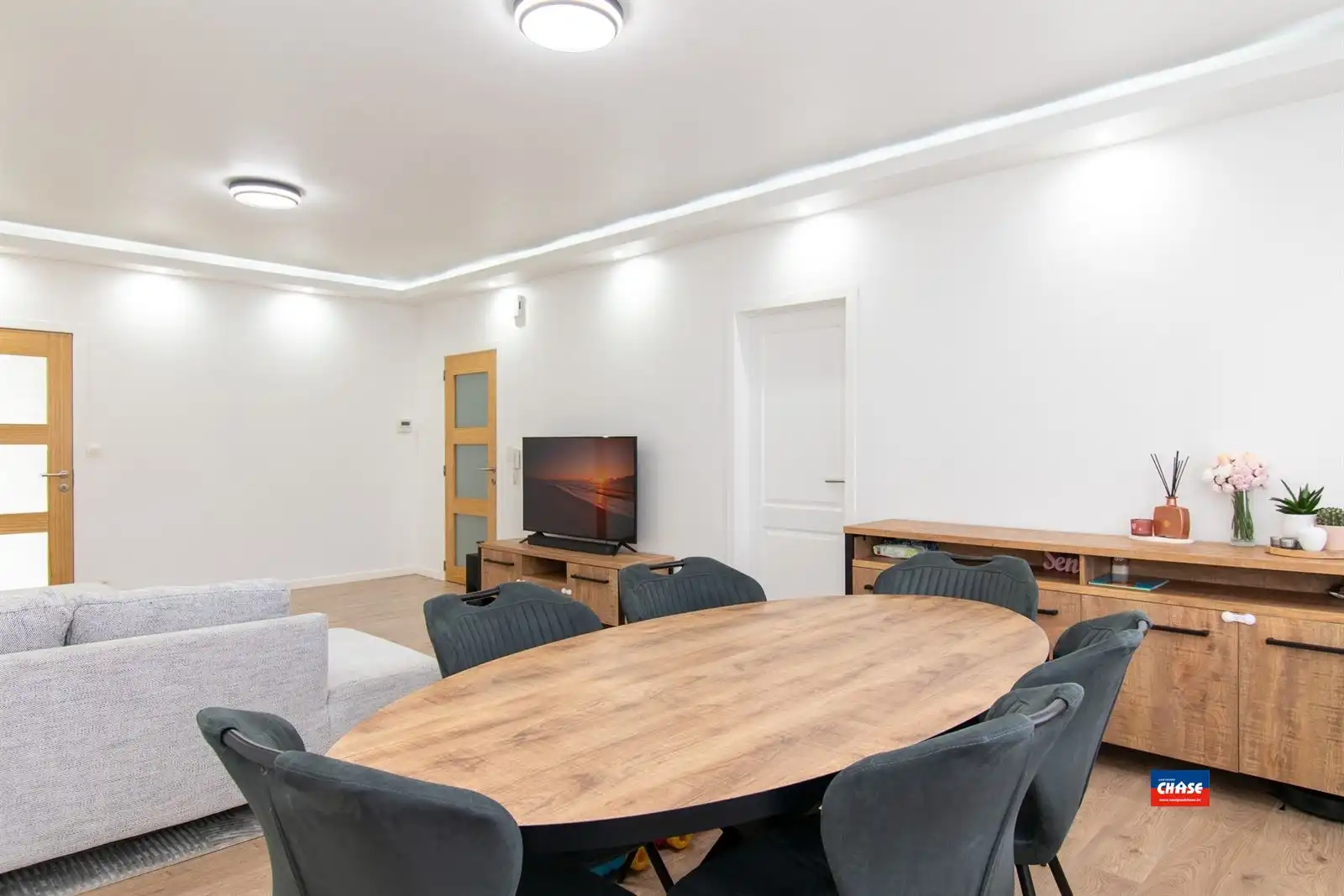 Gerenoveerd appartement met twee ruime slaapkamers en terras foto 10