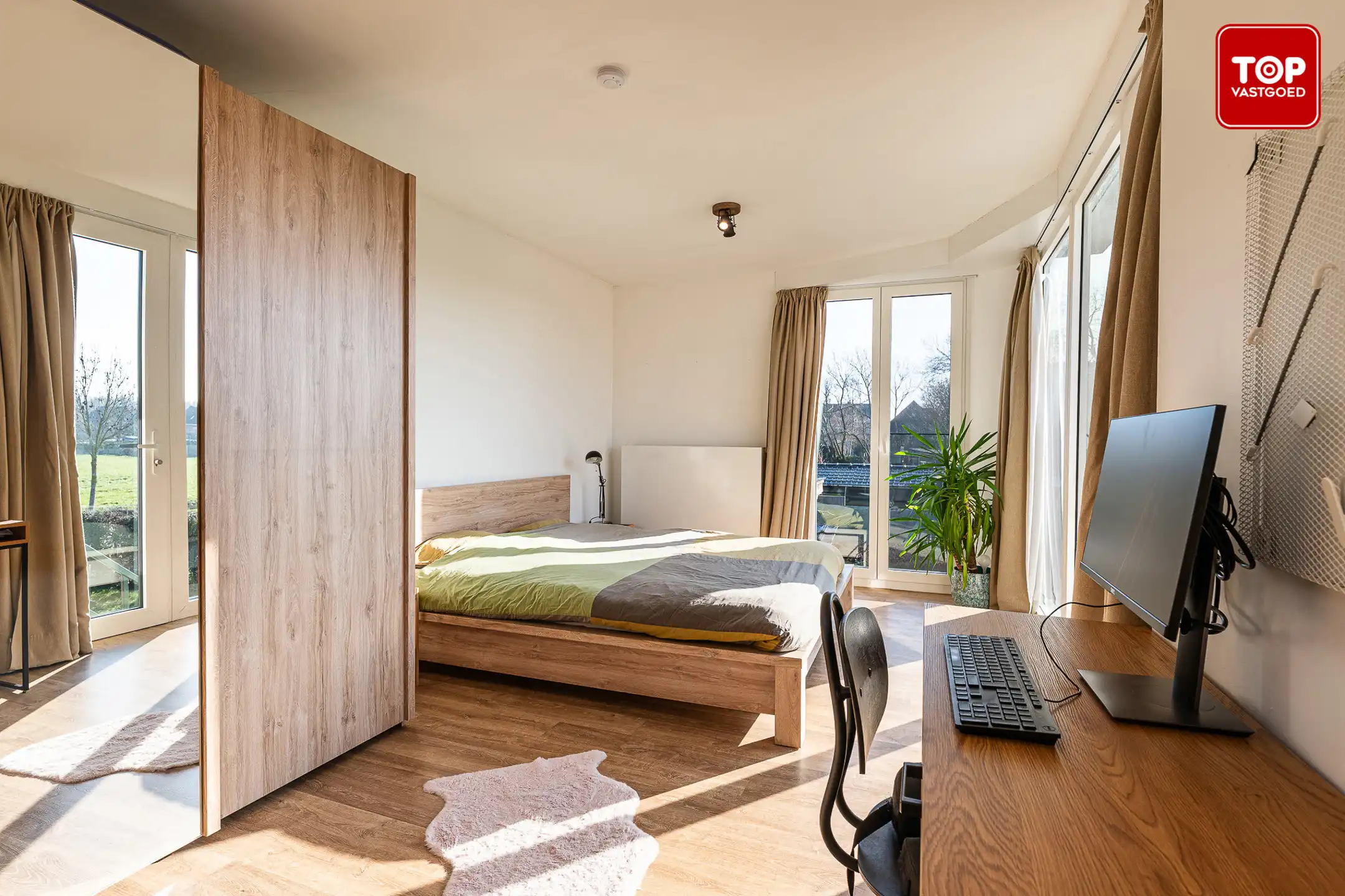 Karakteristieke woning  met 3 slaapkamers en 2 badkamers op riant perceel. foto 15