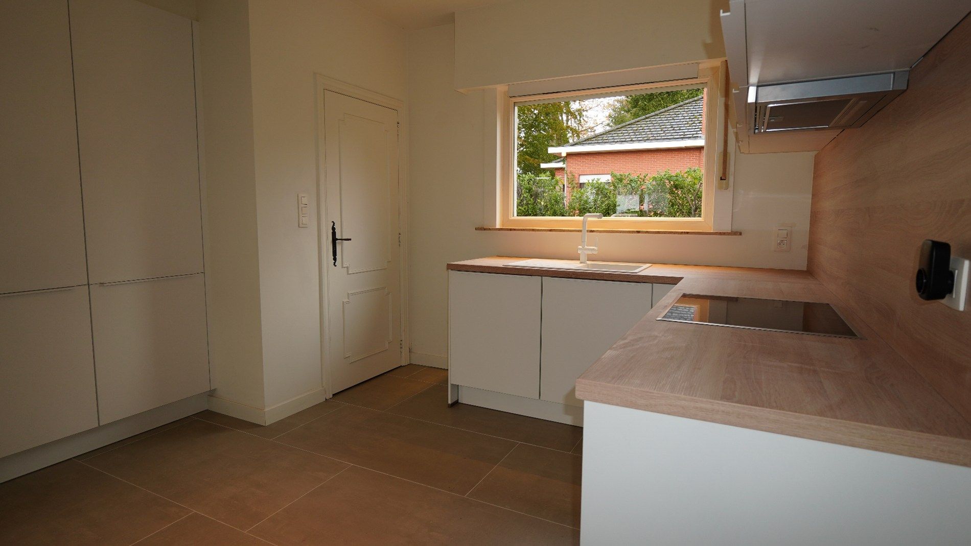 Volledig gerenoveerde bungalow met tuin en dubbele garage te Waasmunster foto 6