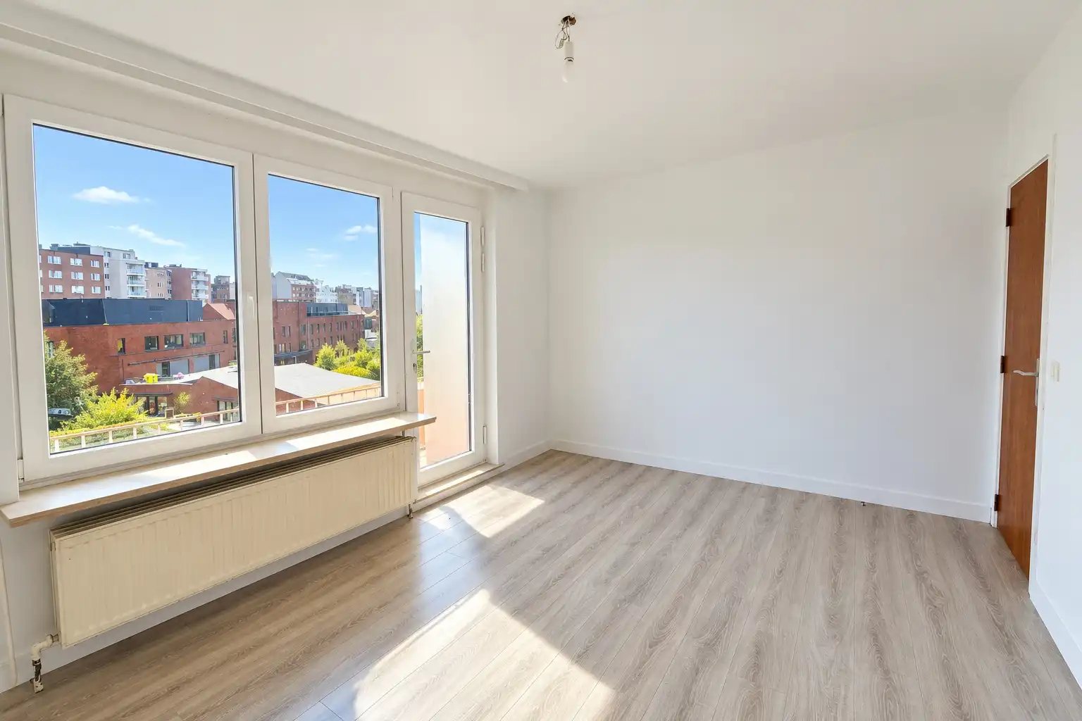 Ruim 3-slaapkamerappartement met garagebox foto 5