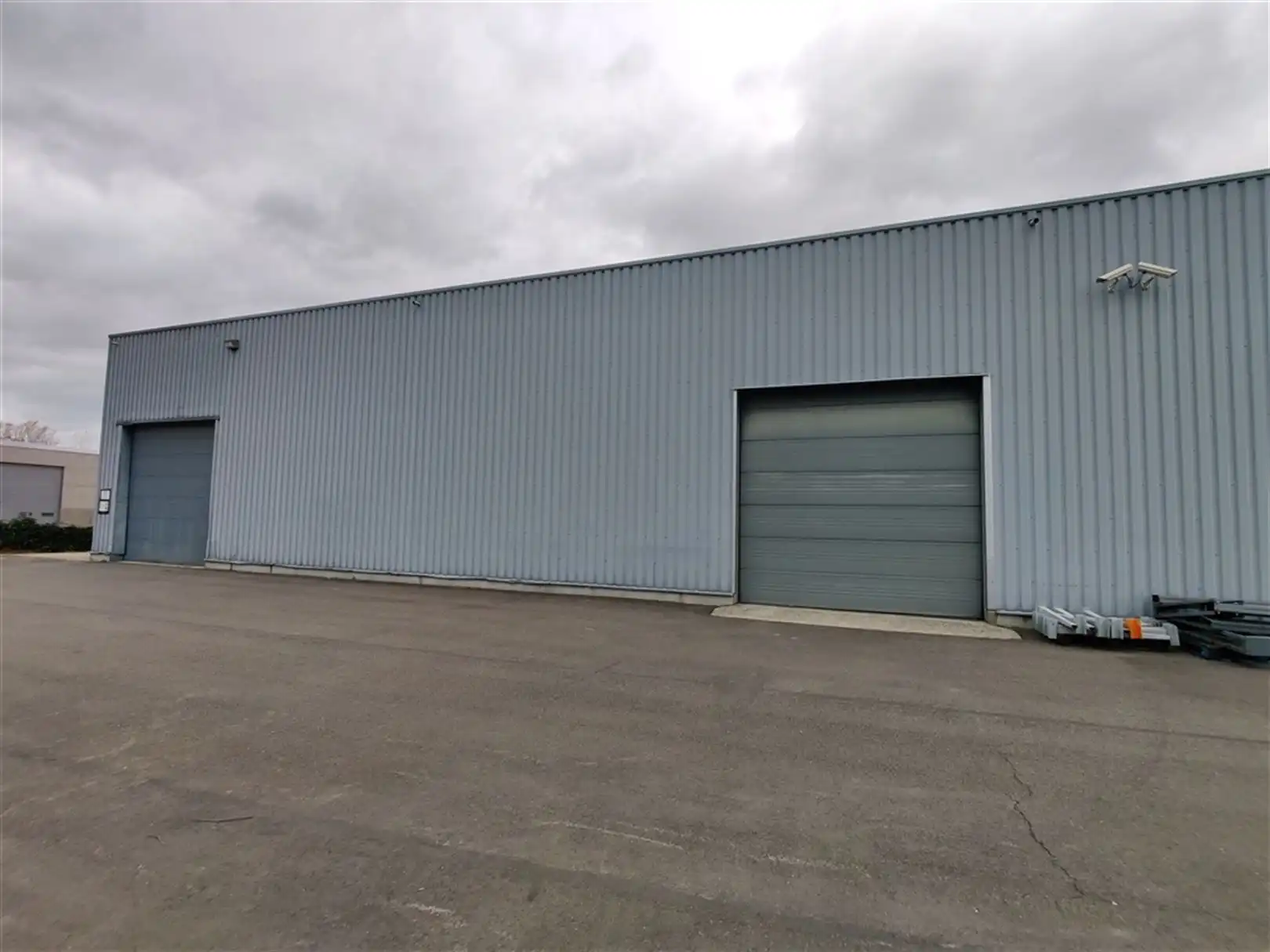 Bedrijfspand naast N80 foto 3