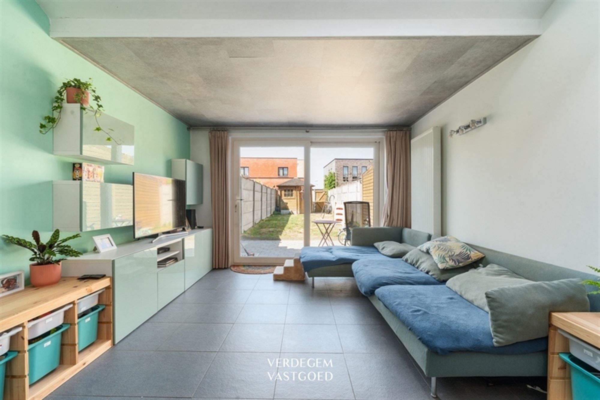 Knap gerenoveerde rijwoning met 2+1 slaapkamers en stadstuin met uitweg foto 3