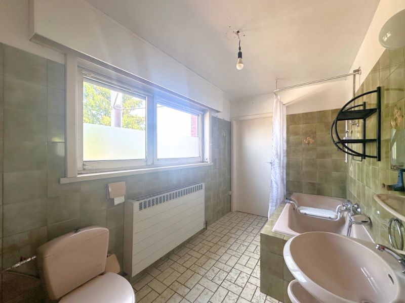 Ruime gezinswoning met tuin in Roeselare foto 16