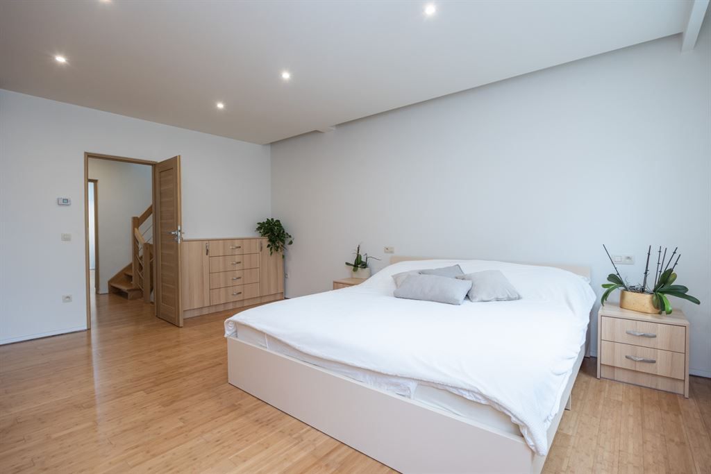 Energiezuinig gerenoveerde woning met garage foto 11