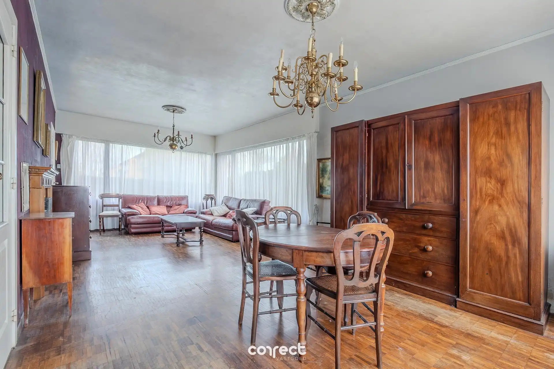 Halfopen bebouwing met 3 slaapkamers, oprit, en zonnige tuin. foto 2