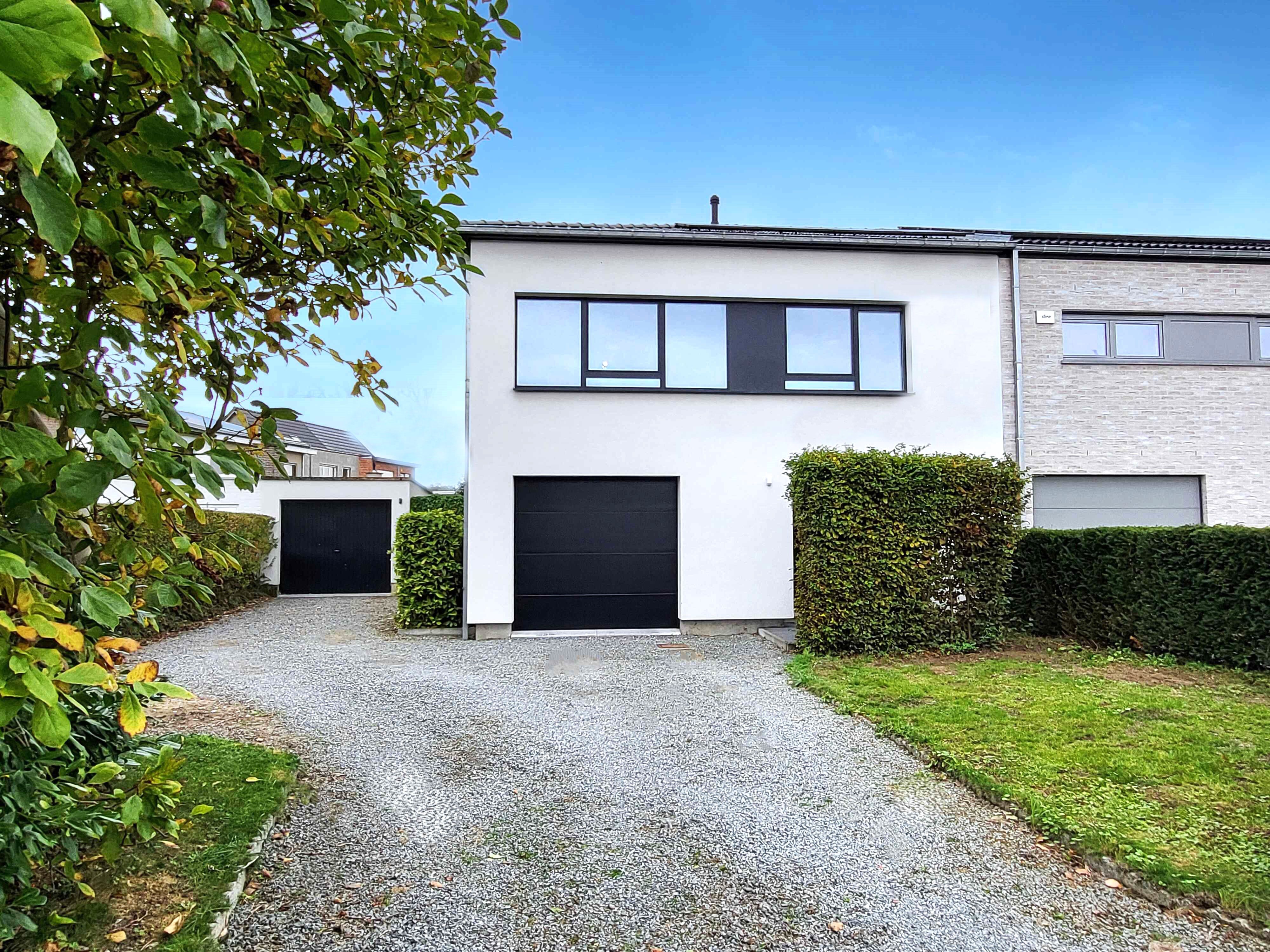 Prachtig gerenoveerde woning in 2015 op 428m² met zonnepanelen, zonnige tuin en 2 garages.  foto {{pictureIndex}}