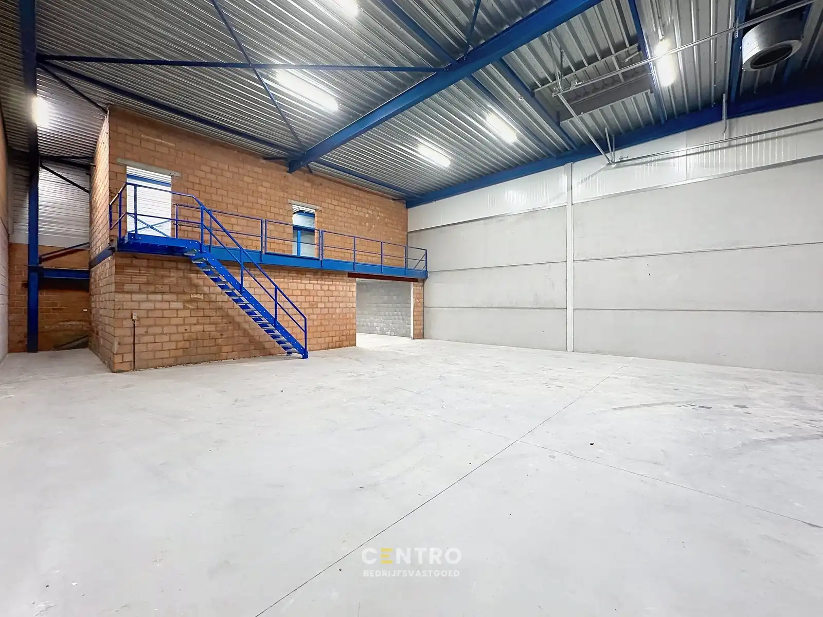 NB KMO-UNIT (238.65m²) met mezzanine (74.37m²) te koop met 2 private parkeerplaatsen voor de deur, elektrische sectionaalpoort en sanitair blok op industriezone "Herdersbrug" te 8000 Brugge foto 7