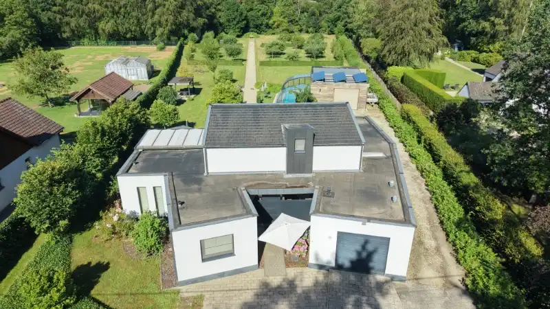 Moderne villa van 247m² op 58 are met bijgebouw-garage en zwembad foto 2