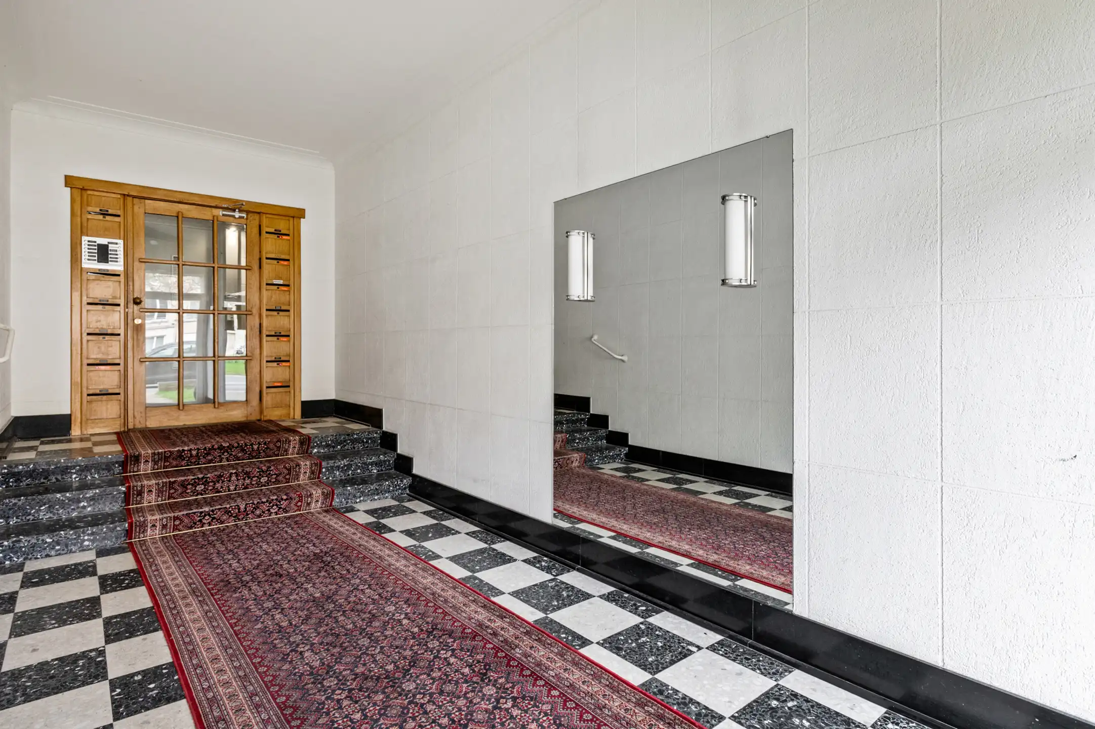 Te renoveren gelijkvloersappartement met terras foto 2