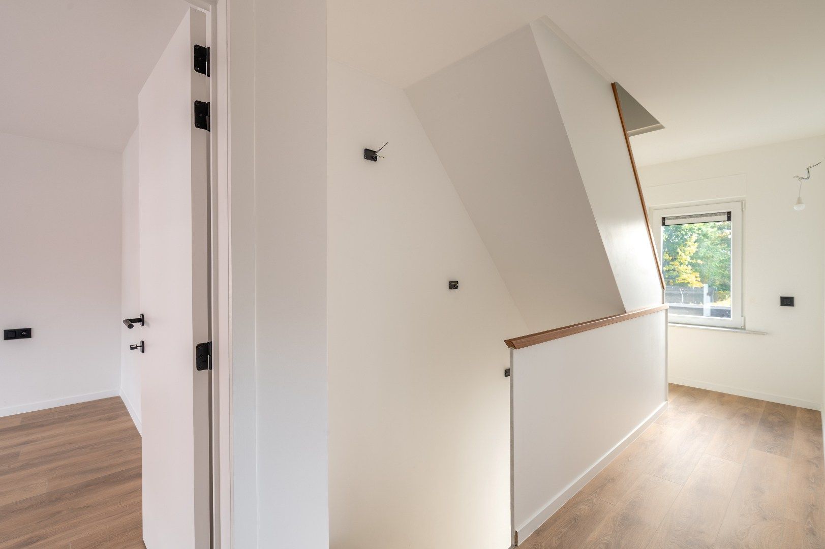 Instapklare gezinswoning met garage, 5 slaapkamers, 2 badkamers én een zonnige tuin foto 12