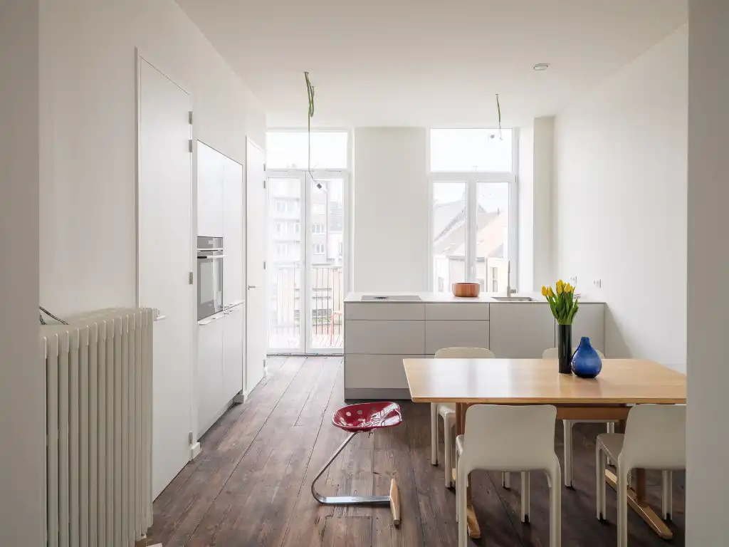 Gerenoveerd tweeslaapkamerappartement met zonnig terras in een voormalige herenwoning, nabij het historisch centrum van Gent. foto 4