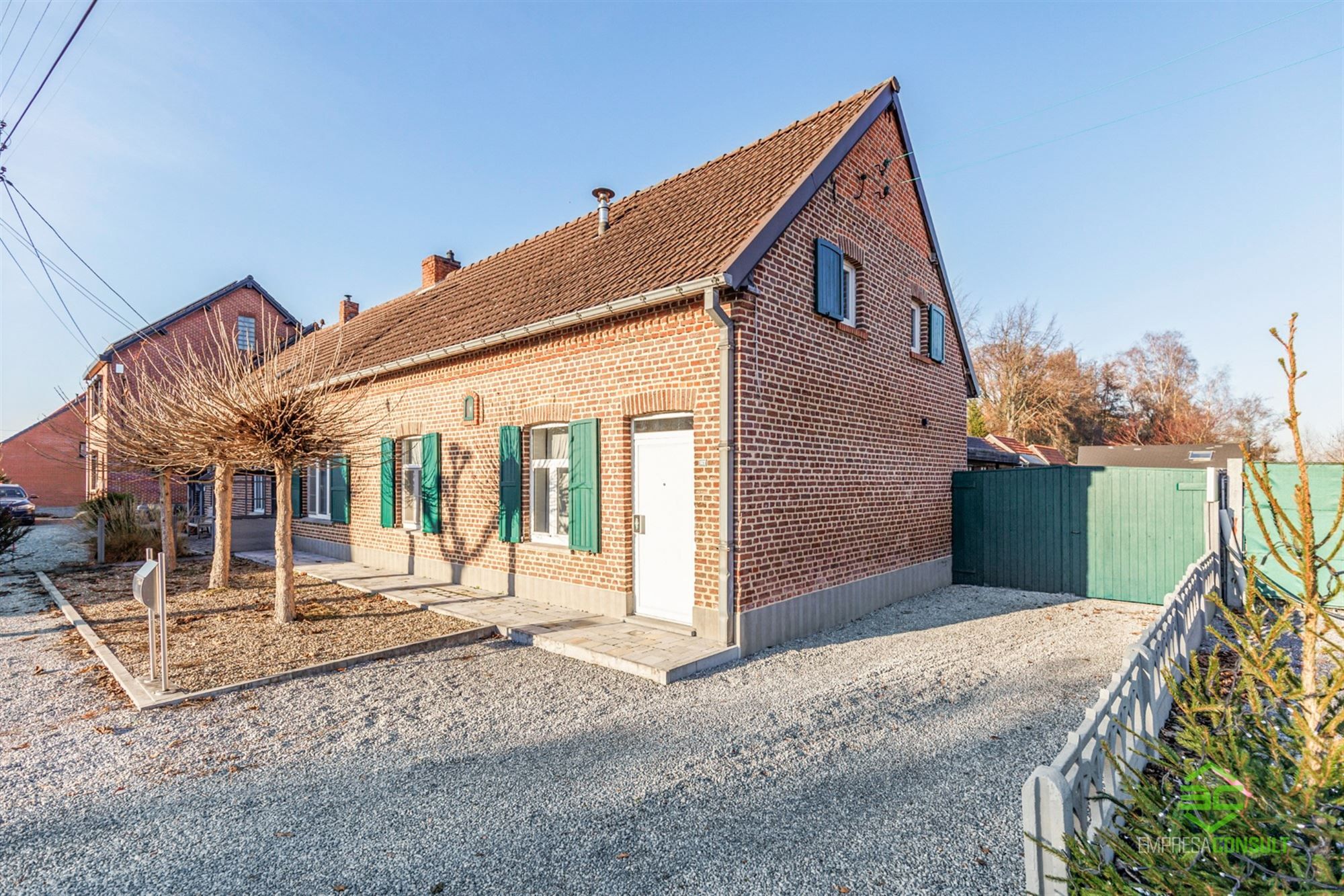 Gerenoveerde woning op een ruim perceel van 19a87ca met 3/4 slpk foto 2