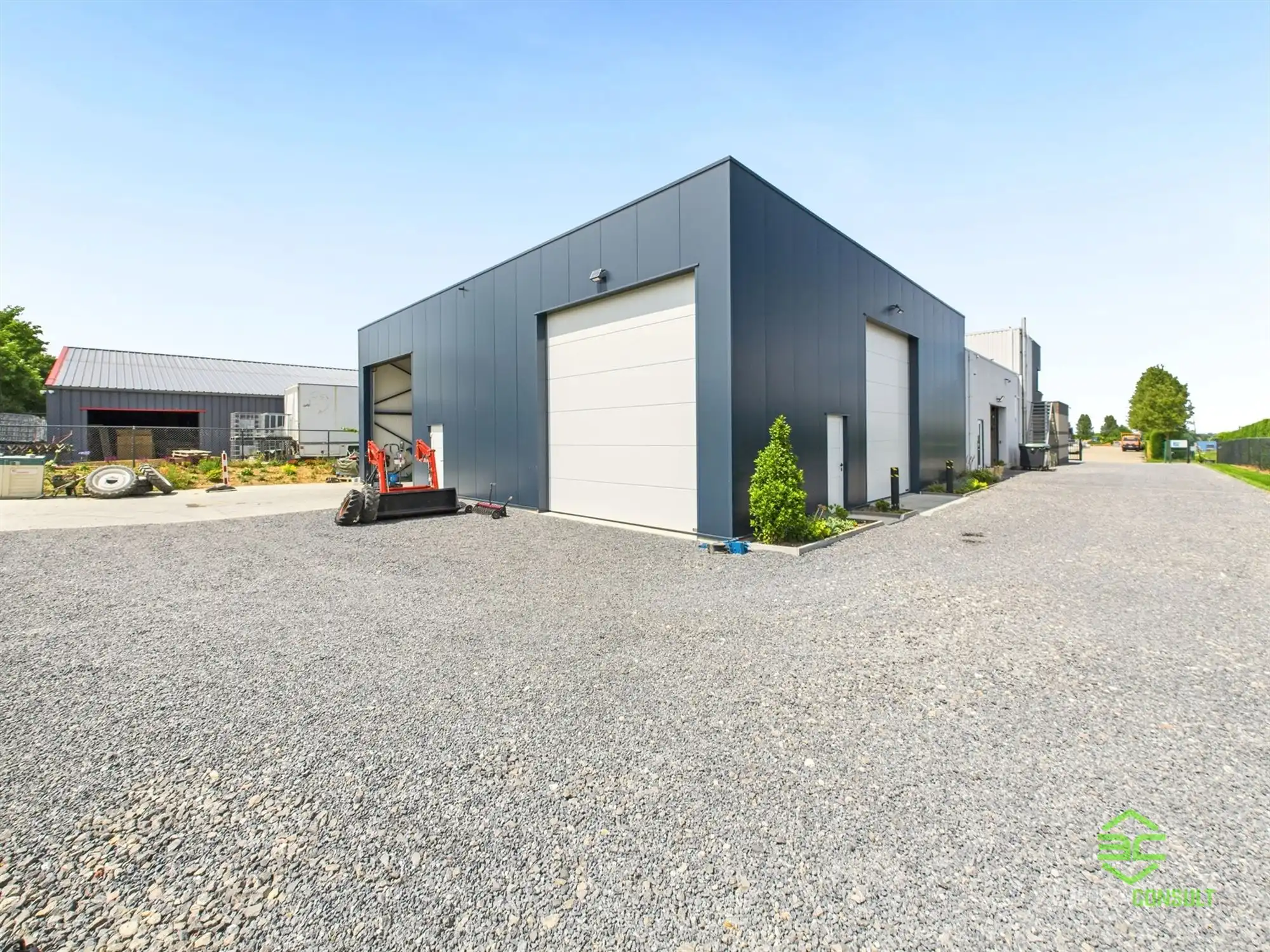 Instapklare werkplaats van 355m² met toonzaal en conciërgewoning! foto 6