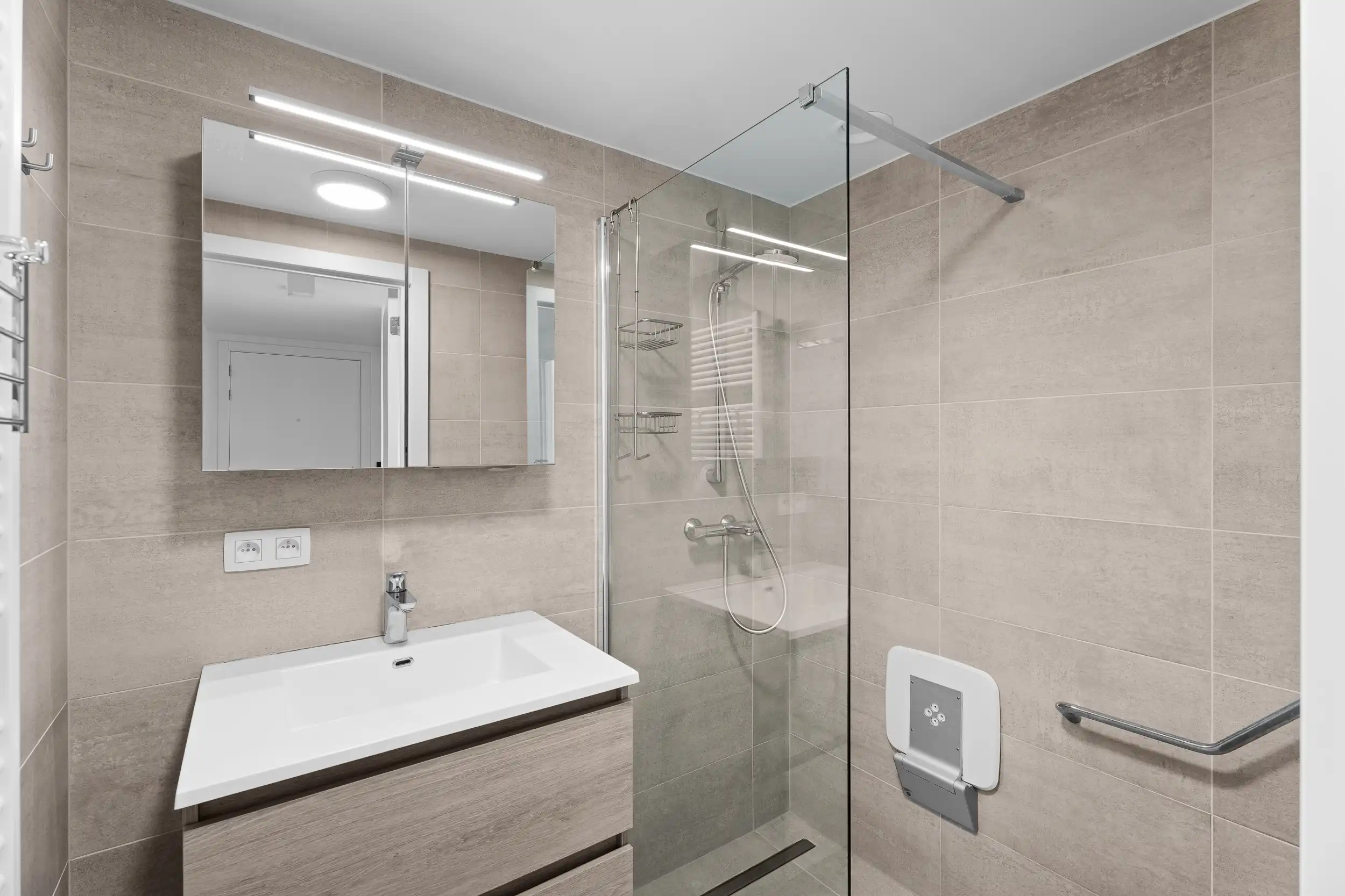 Instapklaar 2-slpk app. met terras vlak bij zee foto 14