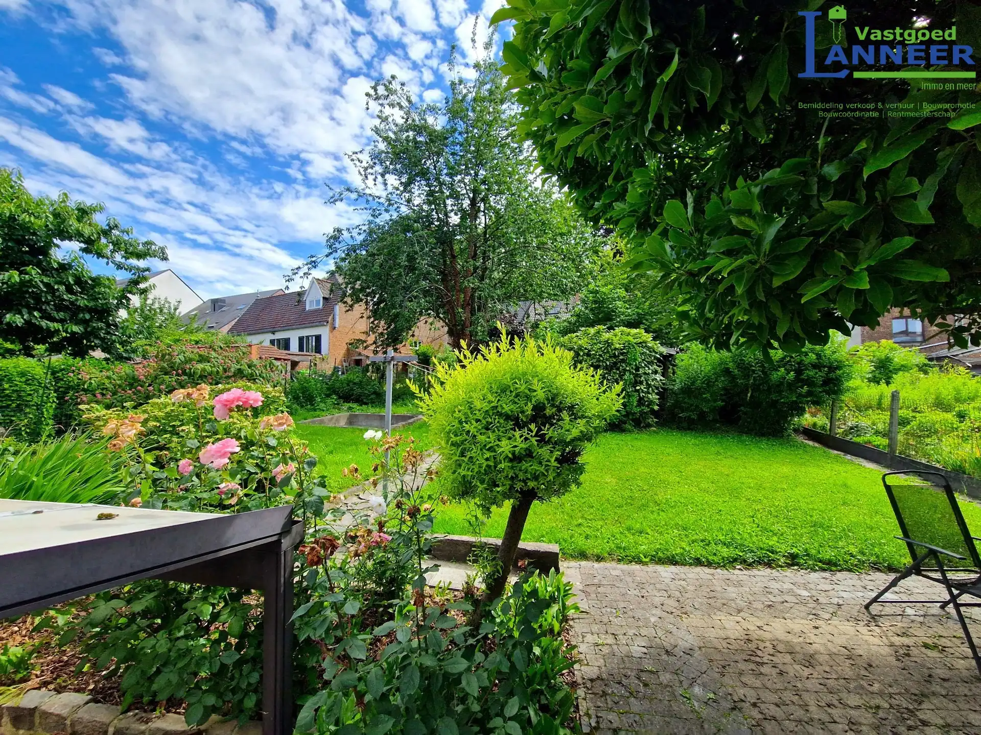 Ruime woning aan de rand van de stad met grote omheinde tuin foto 5