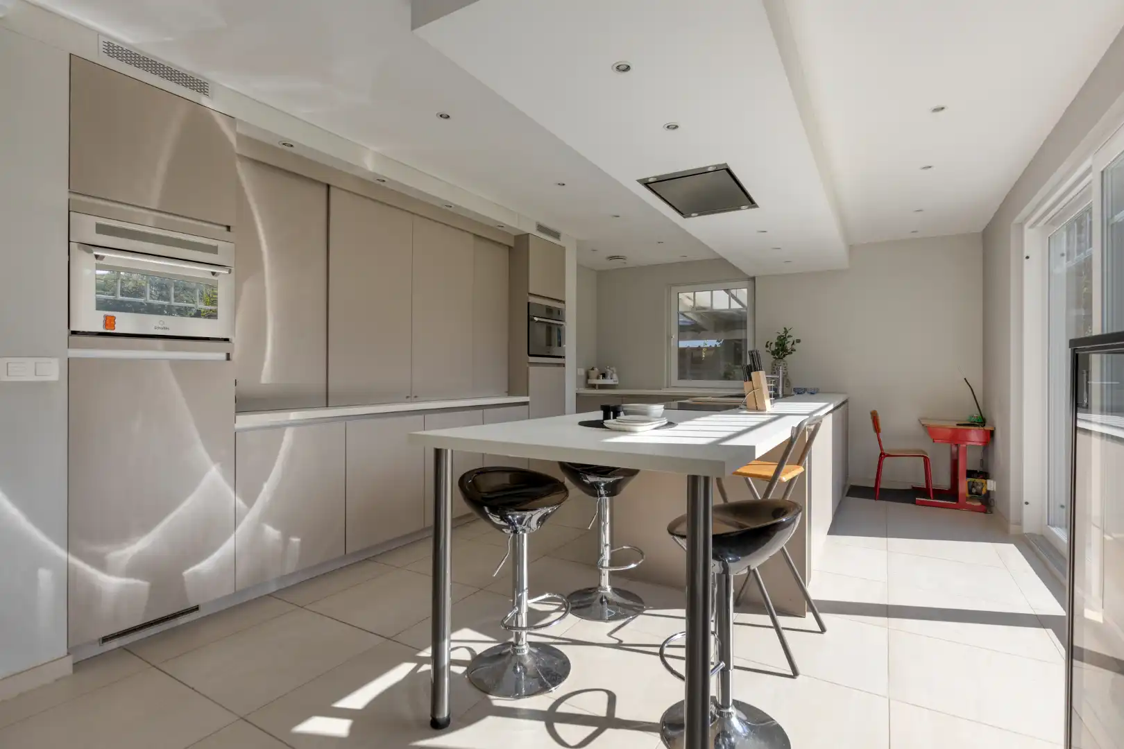 Vrijstaande woning van 2015 met 3 slaapkamers, volledige kelder en zuidgerichte tuin in Schilde. foto 2