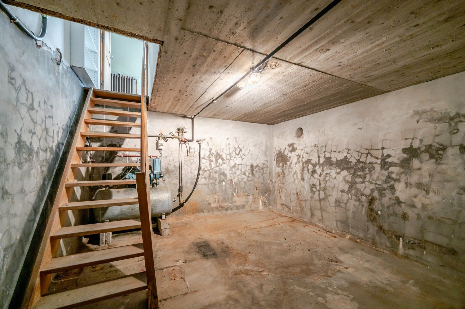 Alleenstaande woning met magazijn. foto 9