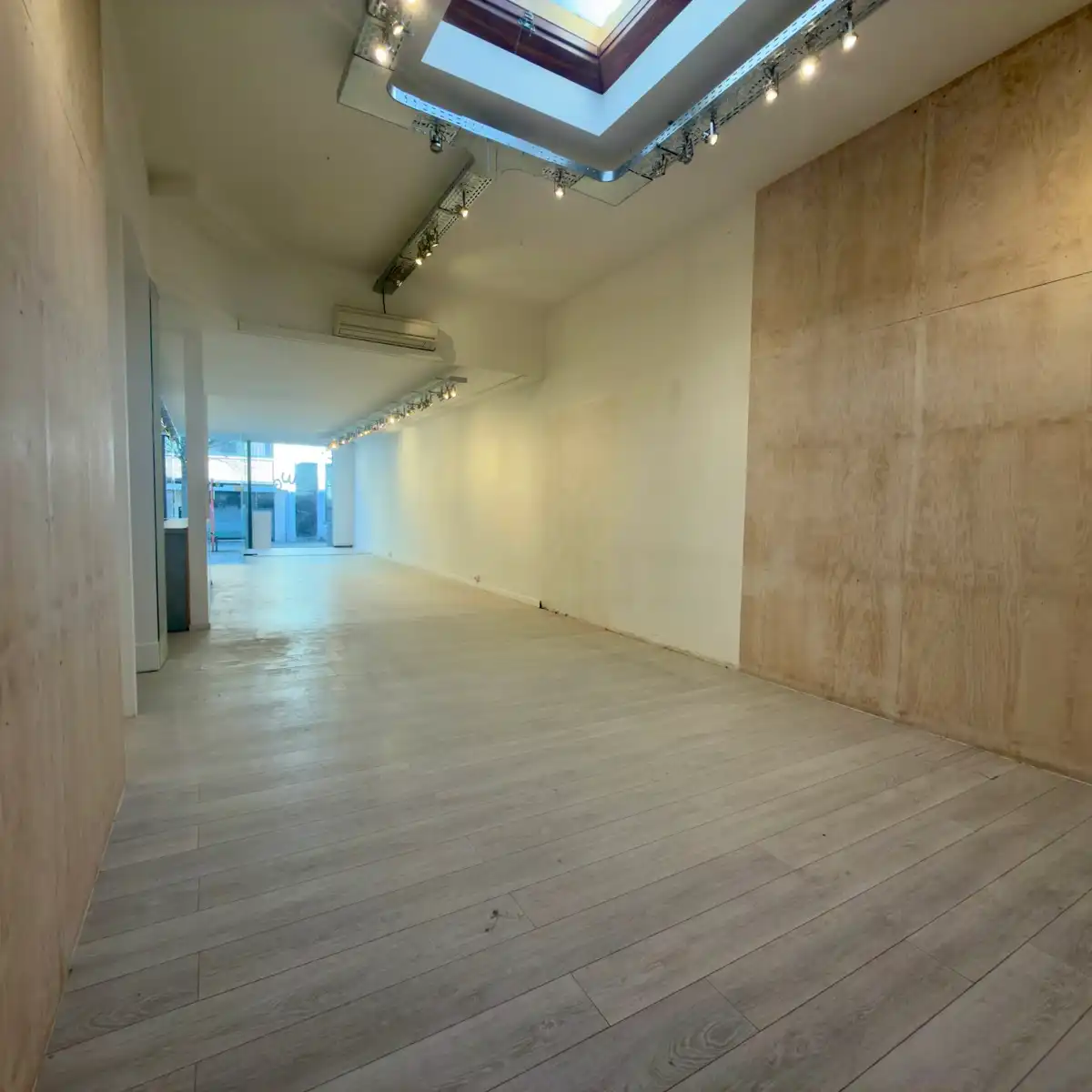 Handelspand met etalage op topligging in Turnhout foto 11