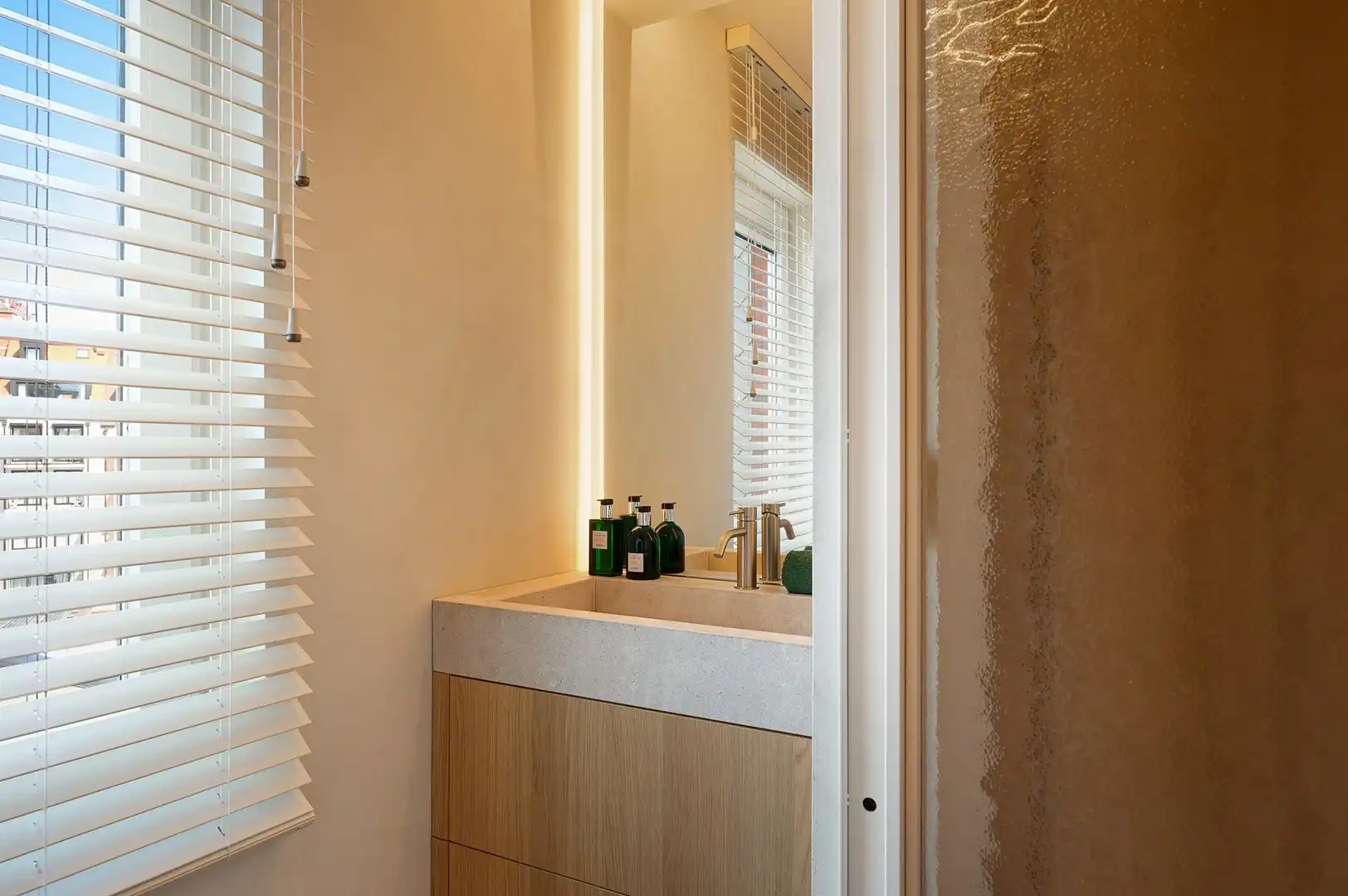Gerenoveerd 3-slaapkamerappartement met frontaal zeezicht. foto 15