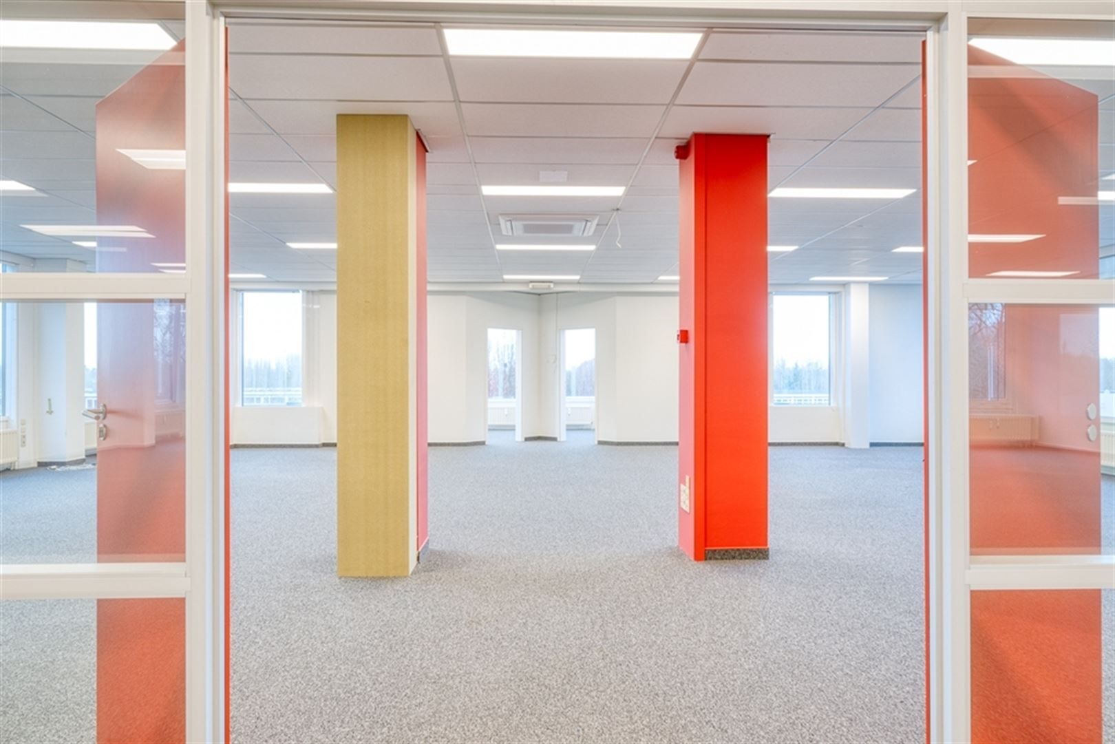 Gelegen aan het klaverblad (E40/E17) foto 13