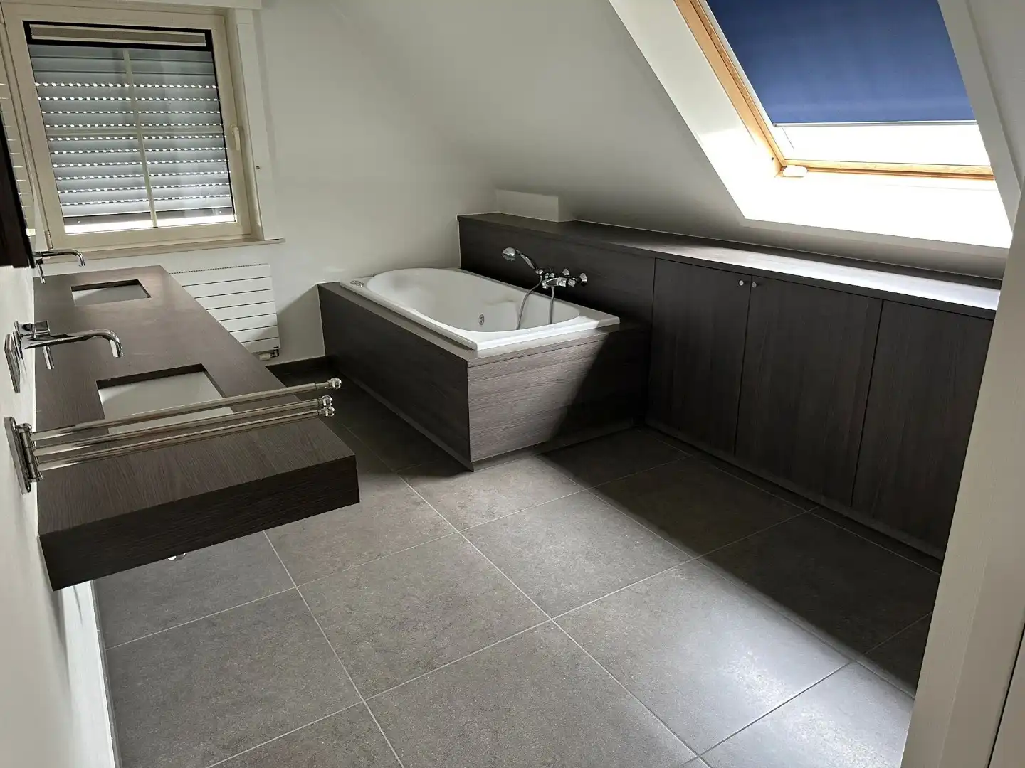 Alleenstaande woning met 3 slaapkamers, 3 garages en veel parkeermogelijkheid! foto 12