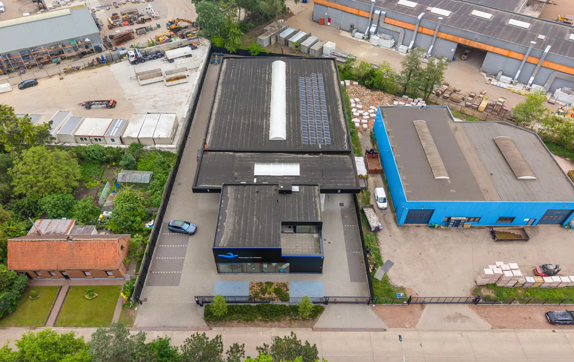 TE HUUR: Recent en hoogwaardig afgewerkt bedrijfs-/kantoorgebouw met showroom, magazijn en ruime parking foto 22