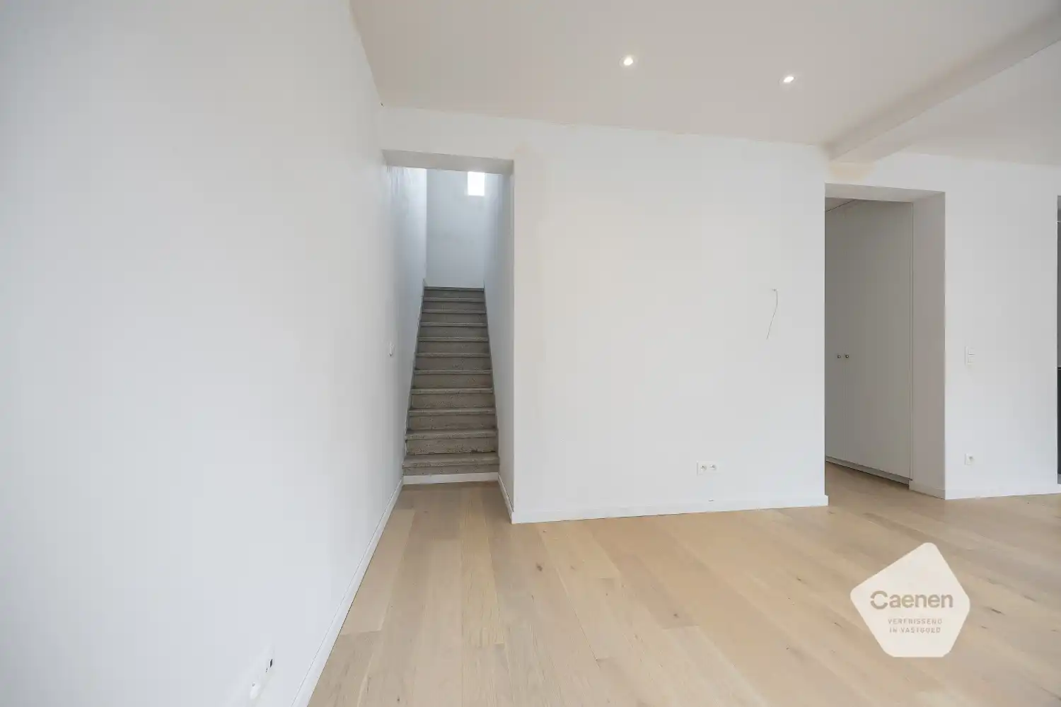 Ruim, gerenoveerde duplex te Mariakerke foto 17