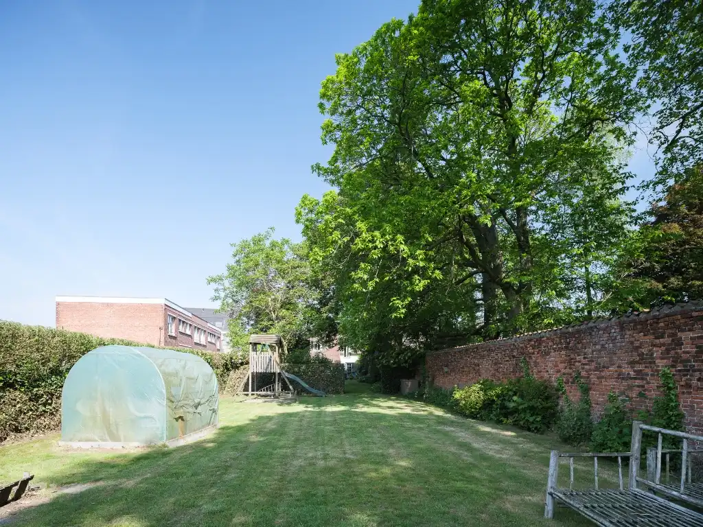 Charmante gezinswoning met oprit en dubbele garage op een rustig perceel van ca. 1632 m² foto 14