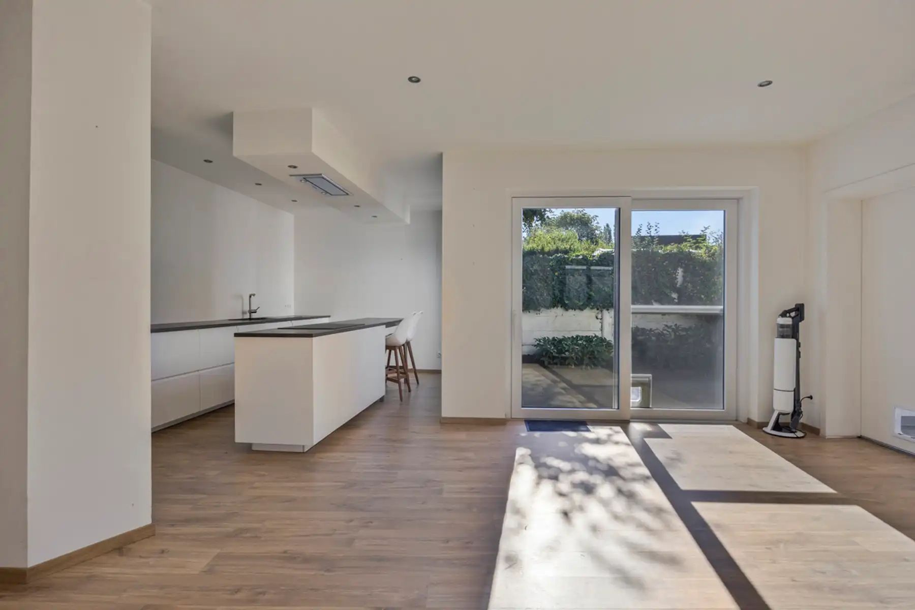 Ruime gerenoveerde centrumwoning met garage foto 11