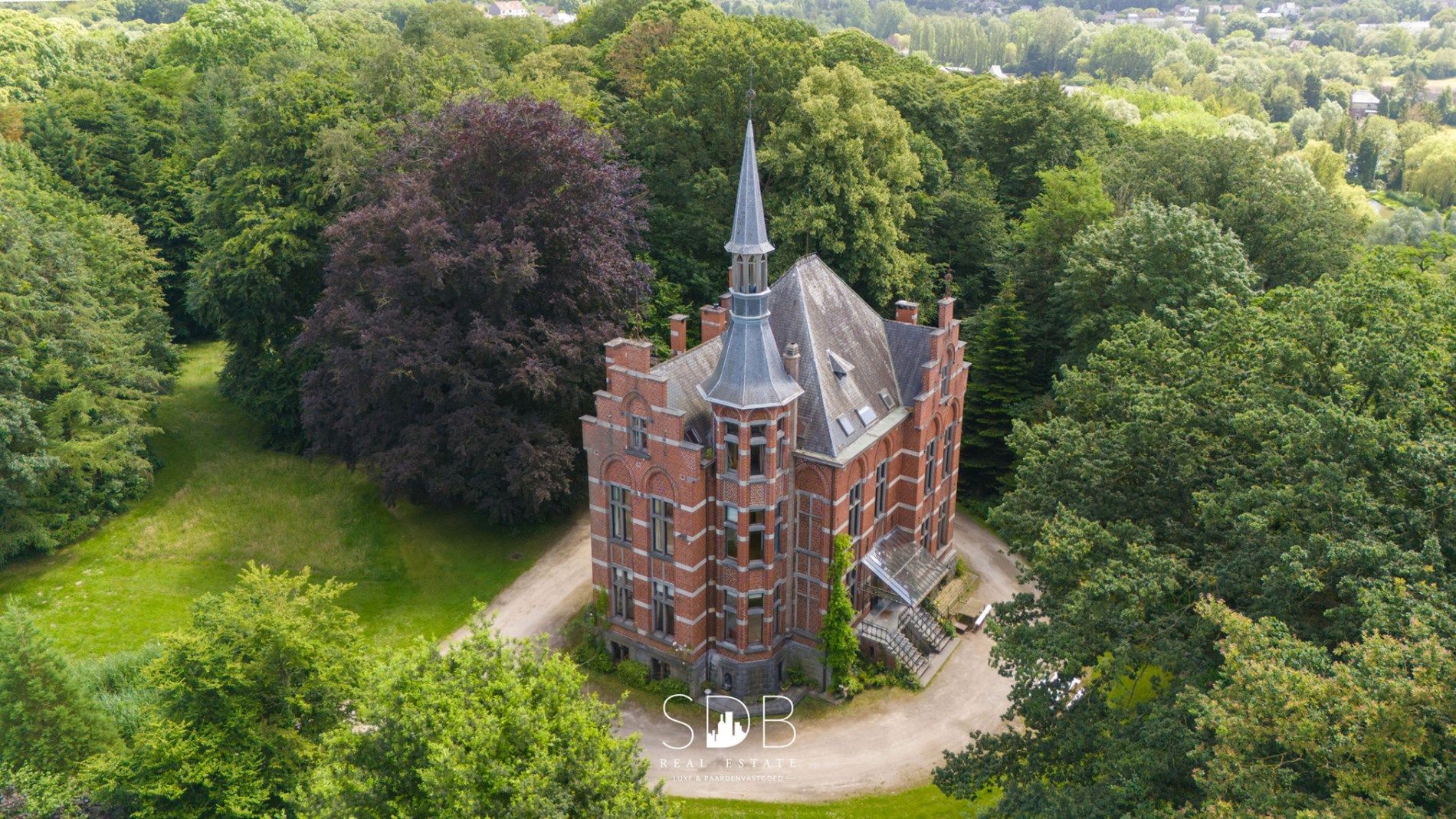 Prachtig kasteel met omringend park, weilanden en stalgebouw op circa 5hectare foto {{pictureIndex}}