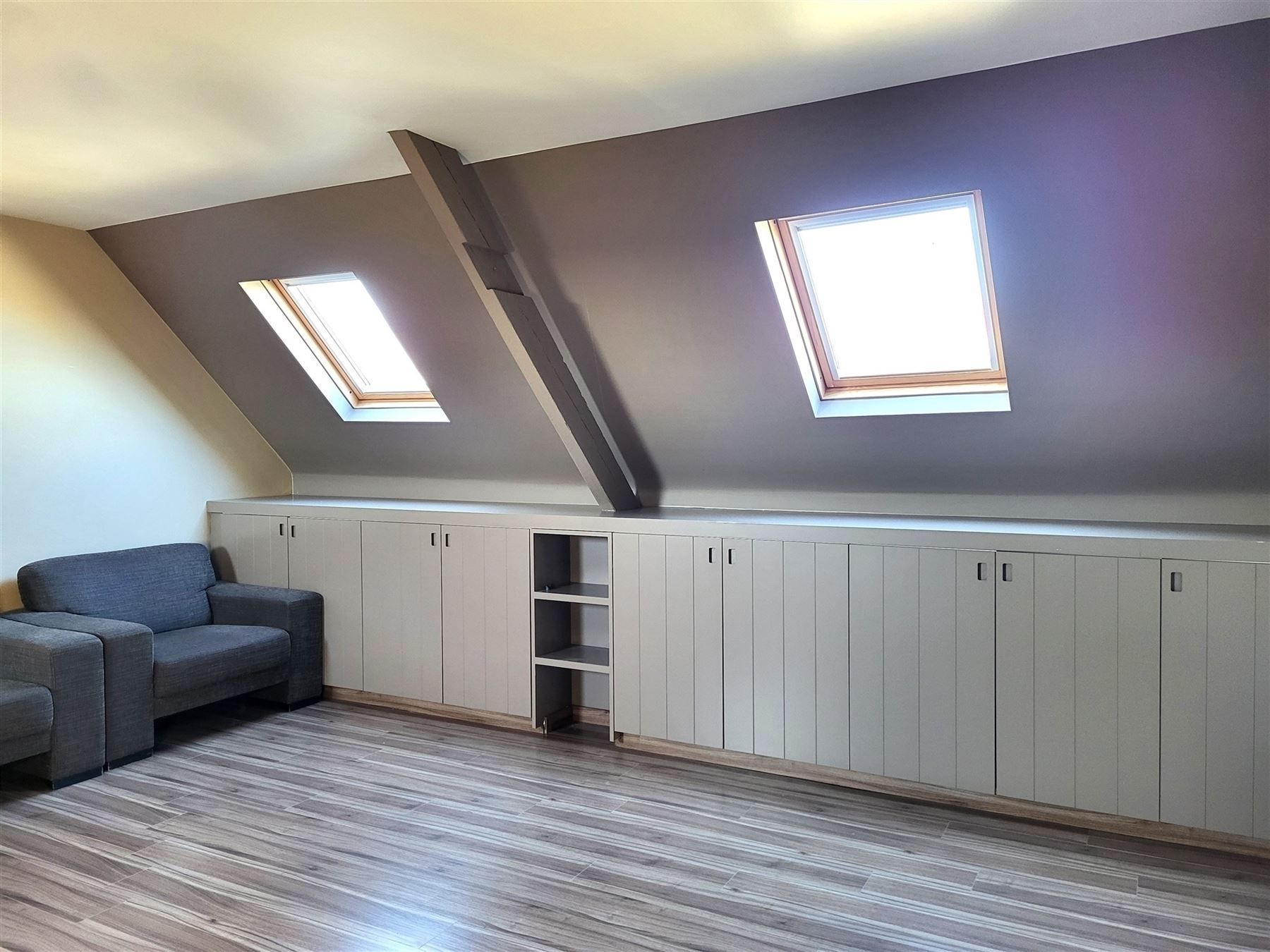 Gerenoveerde woning met twee slaapkamers en groot terras foto 6
