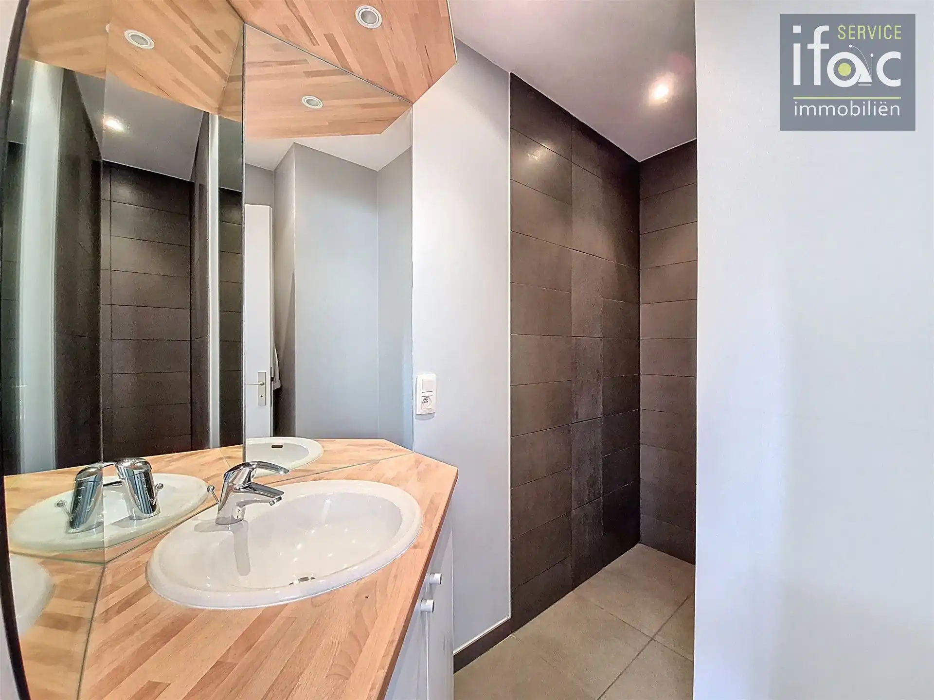 Centraal en rustig gelegen zuid gerichte villa op 11a16ca  foto 22