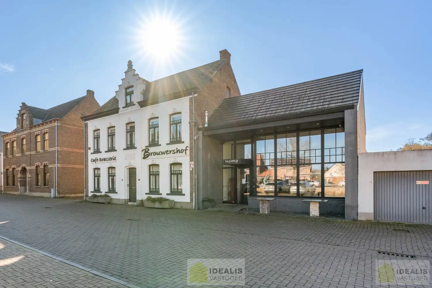 IDEALIS VASTGOED - “Het Brouwershof”, een prachtig pand met een rijke geschiedenis gelegen op het Itterplein op een unieke locatie!! Dit handelspand, een voormalige brasserie, omvat maar liefst ca.420m² bruikbare oppervlakte en is momenteel ingericht als horecazaak met een ruime brasserie met knappe bar, aansluitend volledig uitgeruste keuken, achterliggend een grote feestzaal en een ruim afgesloten terras met overdekte lounge. Uiterst geschikt voor kandidaten op zoek naar een handelspand met verschillende mogelijkheden op een toplocatie midden in hartje Opitter, Bree! foto 3